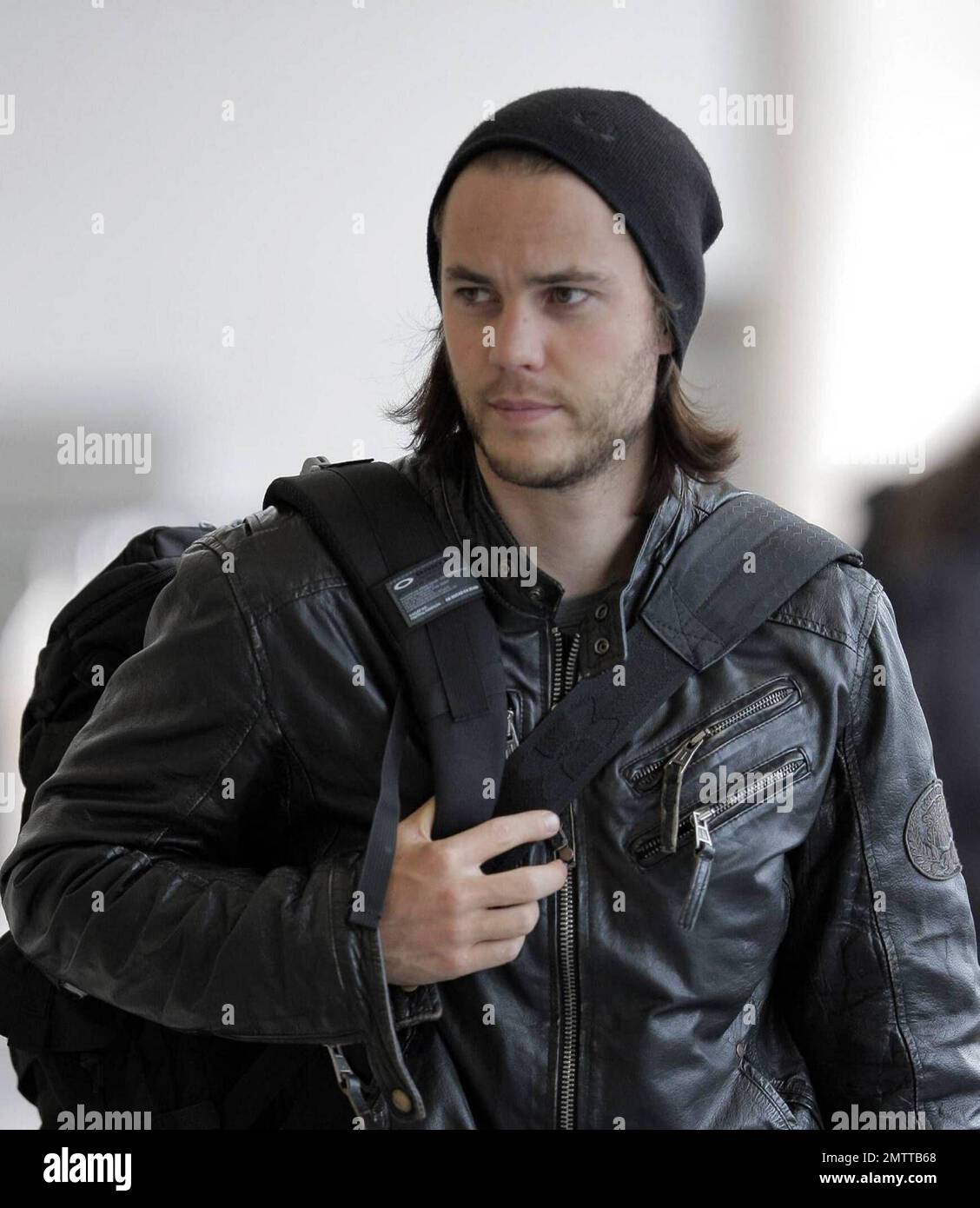 Taylor Kitsch schleppt seine eigenen Taschen auf dem Weg durch LAX, um einen Flug zu erwischen. Der X-Men Schauspieler trug eine Lederjacke und einen Hut, musste aber einige Schichten für die Sicherheitskontrolle ausziehen. Los Angeles, Ca. 6/2/09. . Stockfoto