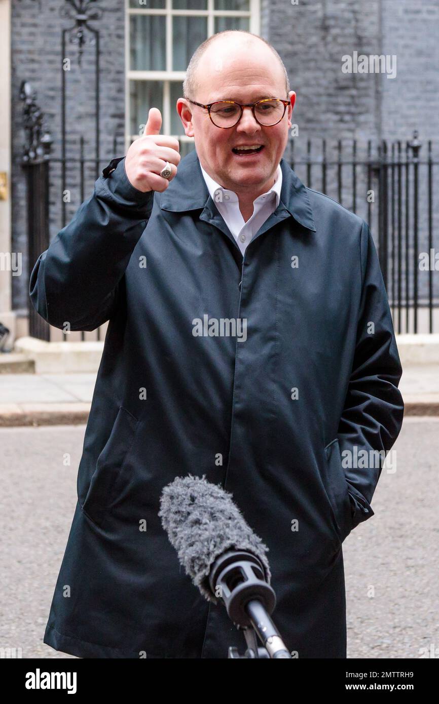 Downing Street, London, Großbritannien. 1. Februar 2023 Generalsekretär des TUC, Paul Nowak in der Downing Street, nachdem er eine Petition eingereicht hatte, die von mehr als 200.000 Personen unterzeichnet wurde und sich gegen die neue Streikgesetzgebung aussprach. Foto: Amanda Rose/Alamy Live News Stockfoto