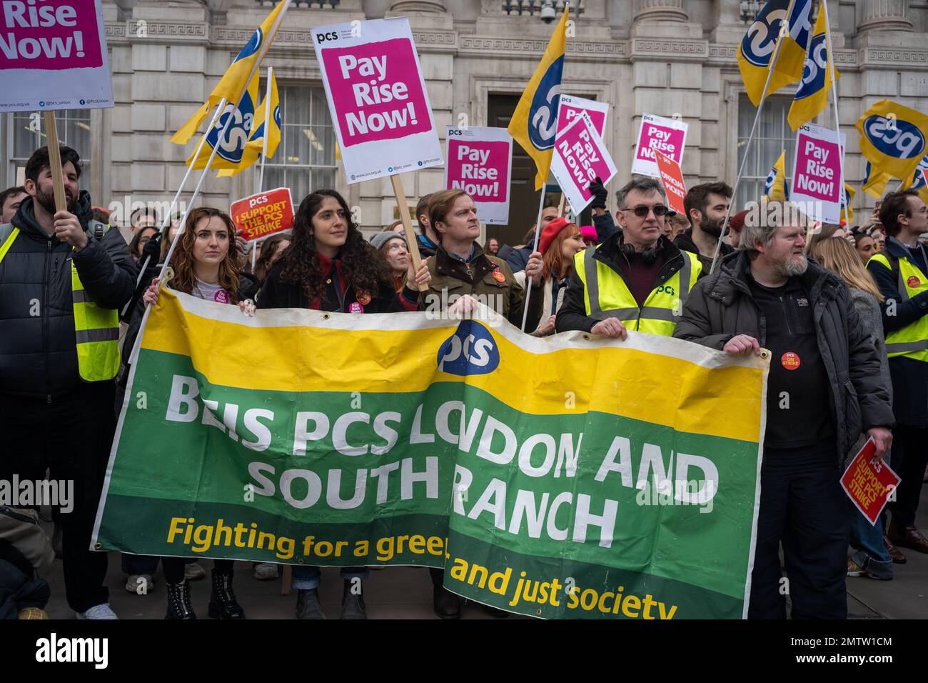 London/UK, 01. Februar 2023. Die Streikaktion der NEU [National Education Union] brachte Tausende von Lehrern und Lehrkräften auf die Straße von London und verlangte bessere Bezahlung und Bedingungen. Aubrey Fagon/Alamy Live News Stockfoto