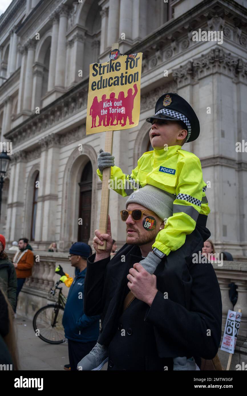 London/UK, 01. Februar 2023. Die Streikaktion der NEU [National Education Union] brachte Tausende von Lehrern und Lehrkräften auf die Straße von London und verlangte bessere Bezahlung und Bedingungen. Aubrey Fagon/Alamy Live News Stockfoto