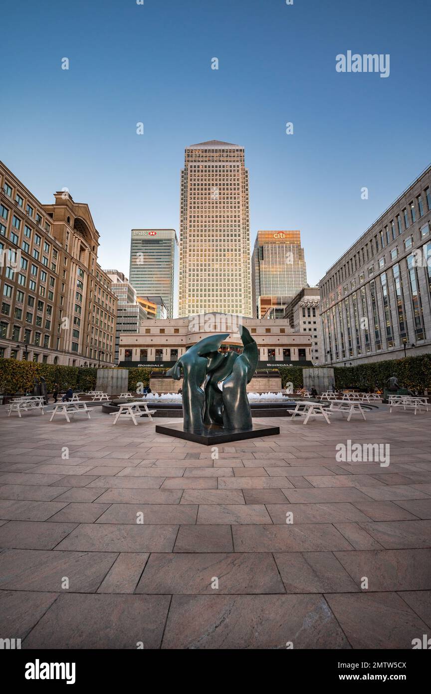 LONDON - 4. November 2020: Cabot Square, Canary Wharf mit einem Gebäude am Canada Square im Hintergrund Stockfoto