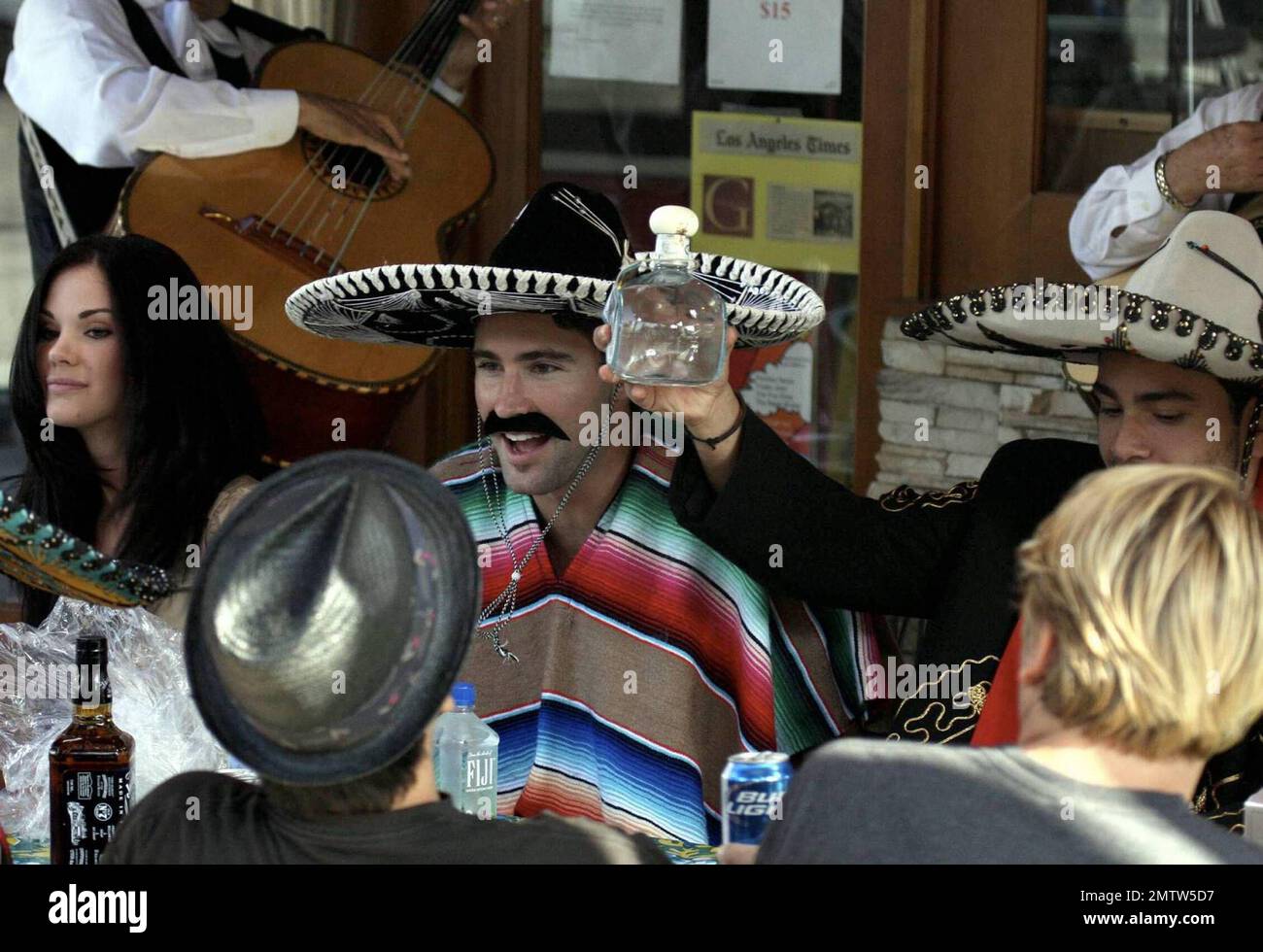 Die Besetzung von „The Hills“ filmt Frankie Delgados Geburtstagsparty bei Pinches Tacos. Die Gruppe umfasste unter anderem Kristin Cavallari, Brody Jenner und die Freundin Playmate of the Year 2008, Jayden Nicole, Lo Bosworth und Stephanie Pratt. Zu den Festlichkeiten gehörten eine Mariachi-Band und eine Pinata, die Frankie schließlich auseinanderbrach und nach mehreren Versuchen seine Augenbinde entfernte. Während der Party schlugen Brody und Frankie Sombreros und große falsche Schnurrbärte und Frankie spielte eine Nummer mit der Mariachi-Band, während sie im Kostüm war. Mit viel Essen, Getränken und Freunden, sieht es so aus, als hätten alle eine gute Zeit gehabt. Ge Stockfoto