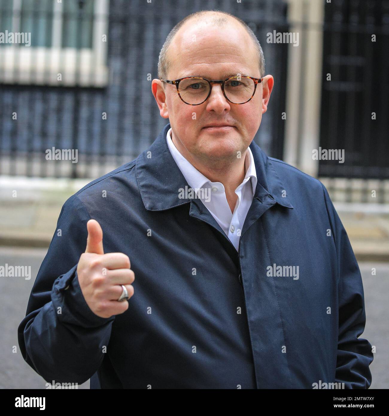 London, Großbritannien. 01. Februar 2023. Paul Novak in der Downing Street. Vertreter der Gewerkschaften TUC, Unison und Fire Brigades Union überreichen heute in der Downing Street 10 eine Petition, nachdem der große TUC-marsch vorhin durch London stattgefunden hat. Kasey legall (Fire Brigades Union), Paul Nowak (General Secretary TUC), Kate Bell (Assistant General Secretary TUC) und Eddie Brand (Branch Secretary of the London Ambulance Service in Unison) übergaben die Petition. Kredit: Imageplotter/Alamy Live News Stockfoto