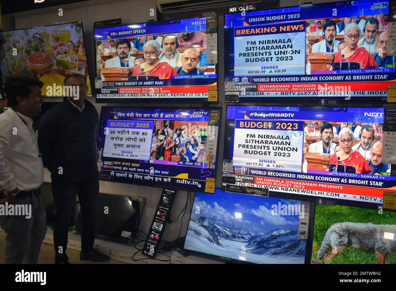 Männer sahen, wie die indische Finanzministerin Nirmala Sitharam im Fernsehen den Haushalt der Union im Parlament ankündigte. (Foto: Sudipta das / Pacific Press) Stockfoto