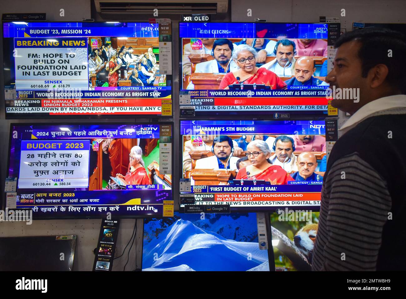 Ein Mann, der gesehen hat, wie die indische Finanzministerin Nirmala Sitharam im Fernsehen den Haushalt der Union im Parlament verkündet. (Foto: Sudipta das / Pacific Press) Stockfoto
