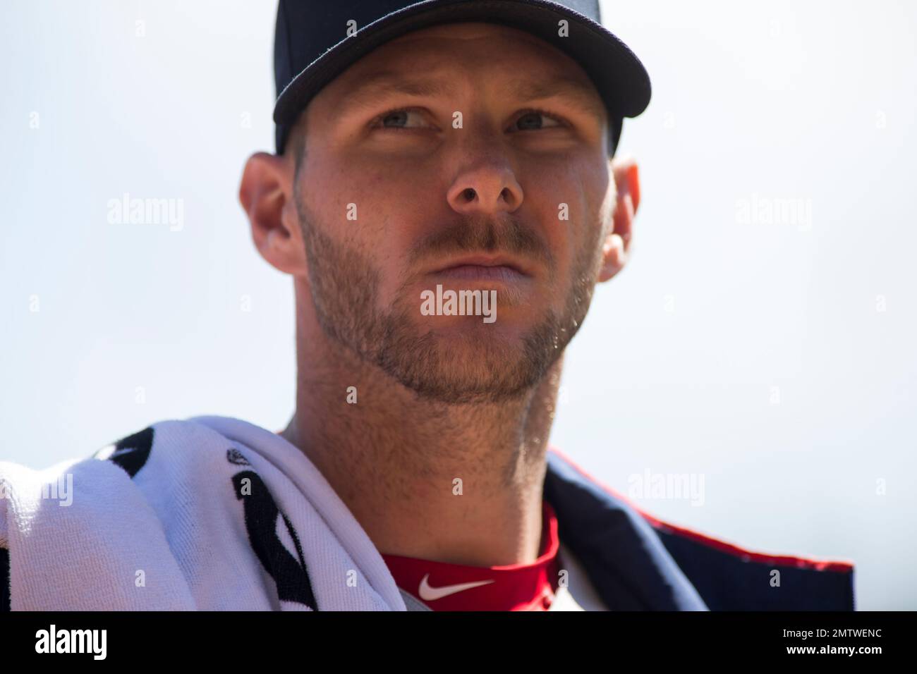 Boston Red Sox starting pitcher Chris Sale heads to the dugout before a baseball game against the Minnesota Twins, Sunday, May 7, 2017, in Minneapolis. (AP Photo/Paul Battaglia) Stockfoto