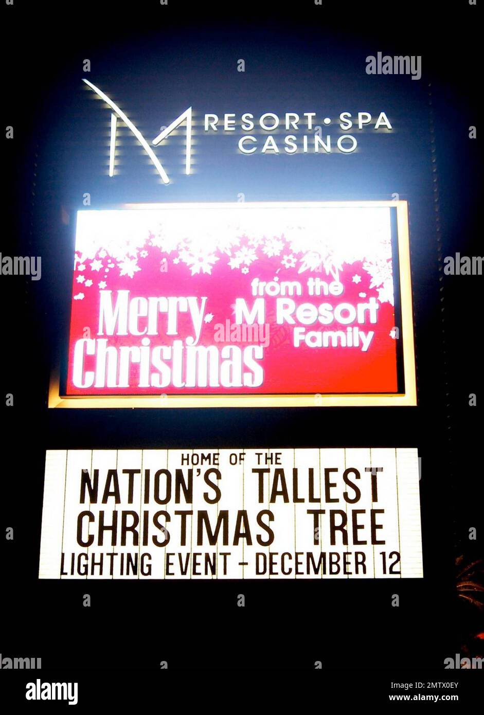 Der höchste Weihnachtsbaum der Nation wird während einer Zeremonie im M Resort Spa and Casino beleuchtet. Der 11 Tonnen schwere, 109 Meter hohe Baum wurde für diesen Anlass von Hand gepflückt und aus Oregon hergebracht. Las Vegas, Nevada 12/12/09. Stockfoto