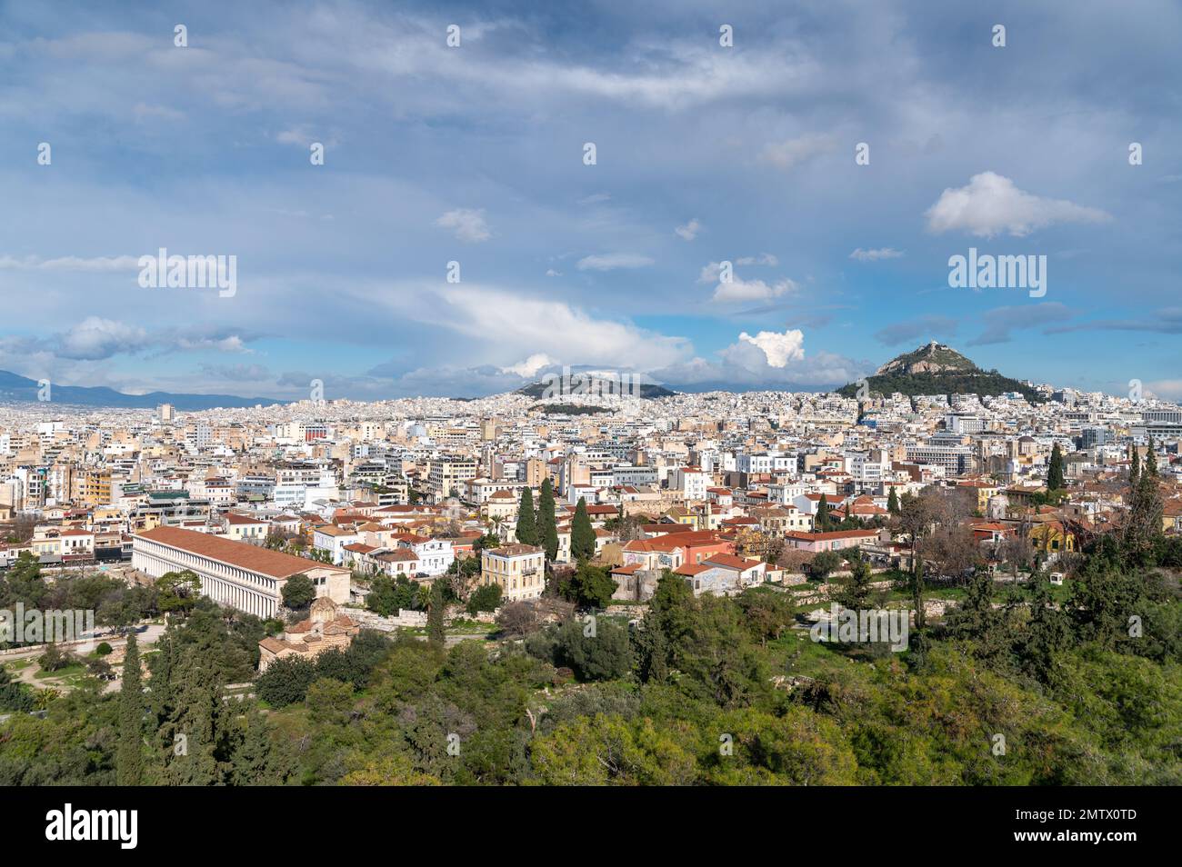 Überblick über die Altstadt und moderne Architektur in Athen, Griechenland. Der Hügel ist Lycabettus. Stockfoto