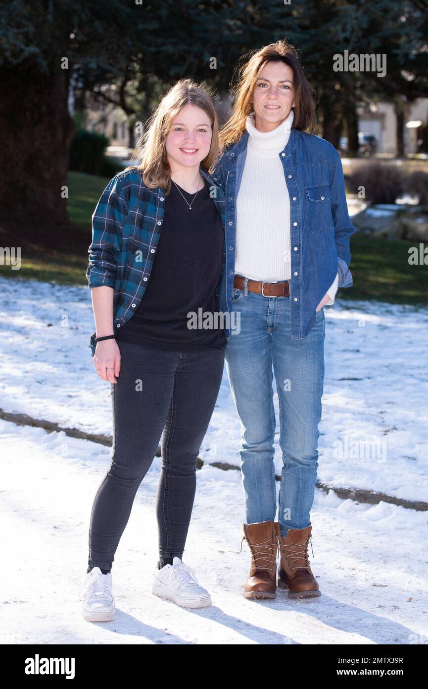 Justine Lacroix und Carole Bianic, die am 01. Februar 2023 beim Fille de Paysan Photocall anlässlich des Luchon TV Festivals 25. (Festival TV de Luchon) in Luchon, Frankreich, teilnahmen. Foto: Aurore Marechal/ABACAPRESS.COM Stockfoto