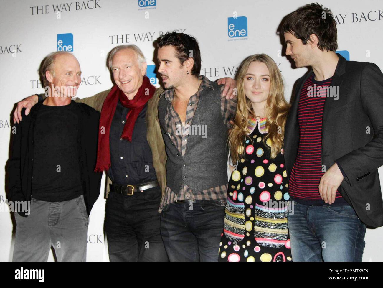 Ed Harris, Peter Weir, Colin Farrell, Saoirse Ronan und Jim Sturgess posieren im Claridge's Hotel während des Fotogesprächs für „The Way Back“, eine heldenhafte Überlebensgeschichte über einen Soldaten, der 1940 aus einem sibirischen Gulag flieht, basierend auf Fakten. London, Großbritannien. 12/08/10. Stockfoto