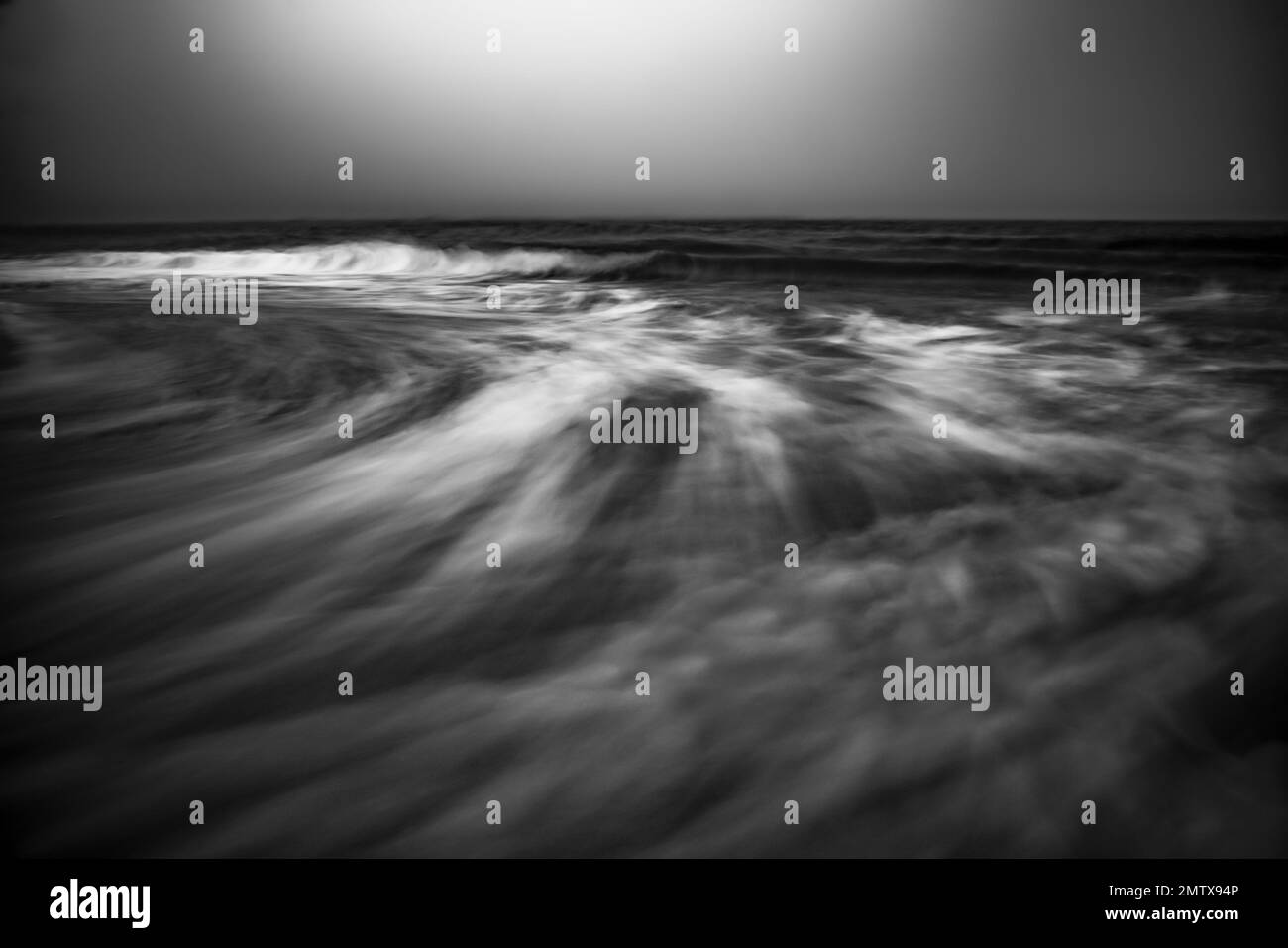 Abstrakte Meereslandschaft in Schwarz und Weiß Stockfoto