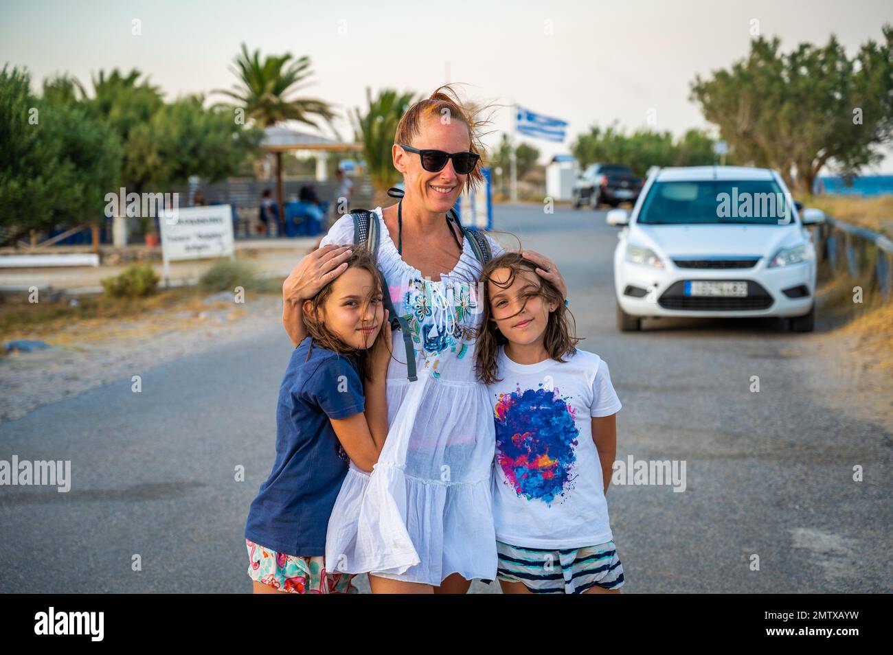 Familie mit Kindern Touristen Portrait Stand am Strand, Xerokampos, Kreta, Griechenland. Aktiver Familienurlaub im Sommer in Griechenland, um Xerokampos Be zu besuchen Stockfoto