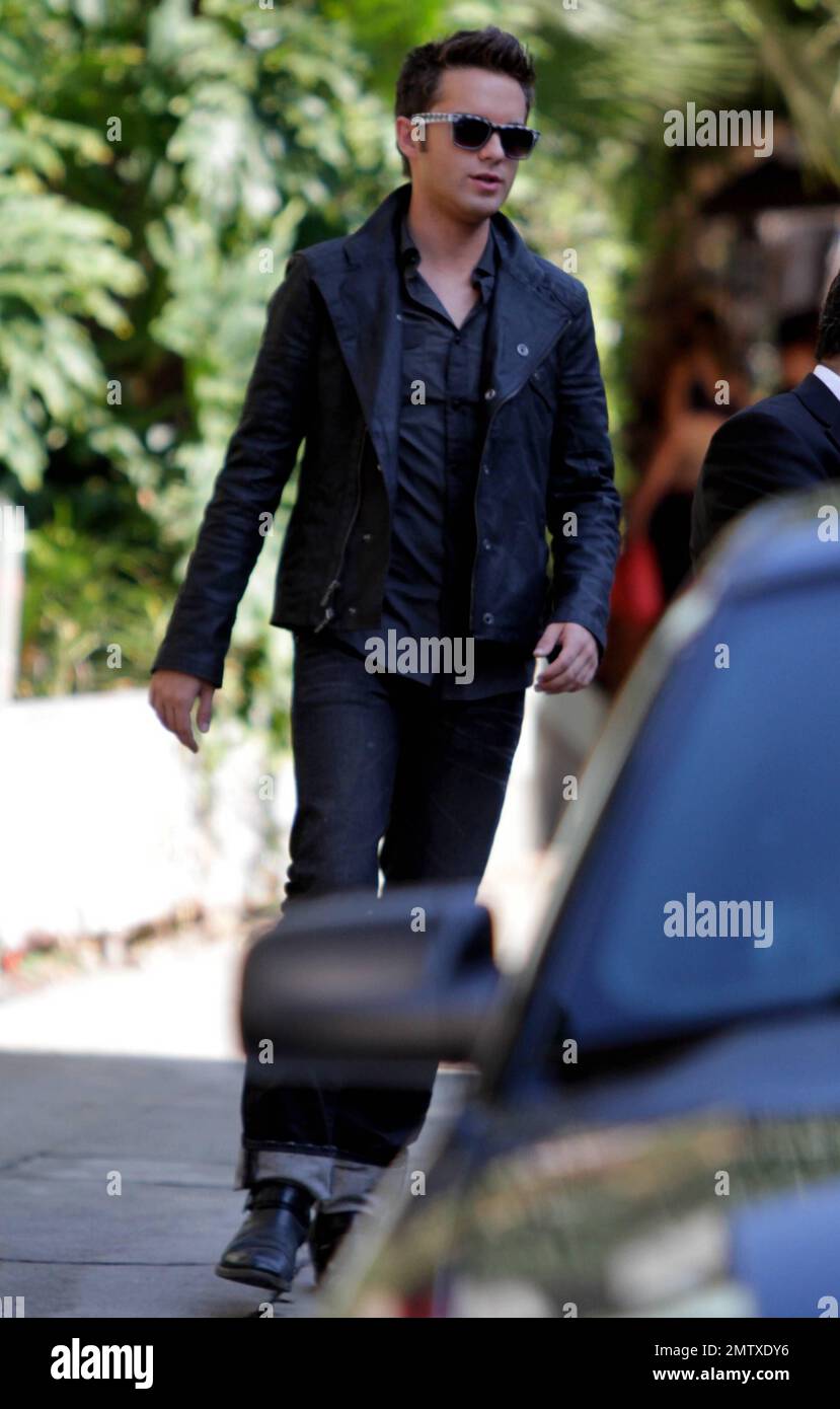 EXKLUSIV!! Der Schauspieler Thomas Dekker sieht aus wie ein böser Junge in  Retro-Sonnenbrille und schwarzer Lederjacke, während er unterwegs in Los  Angeles, CA, ist. 12. September 2011 Stockfotografie - Alamy