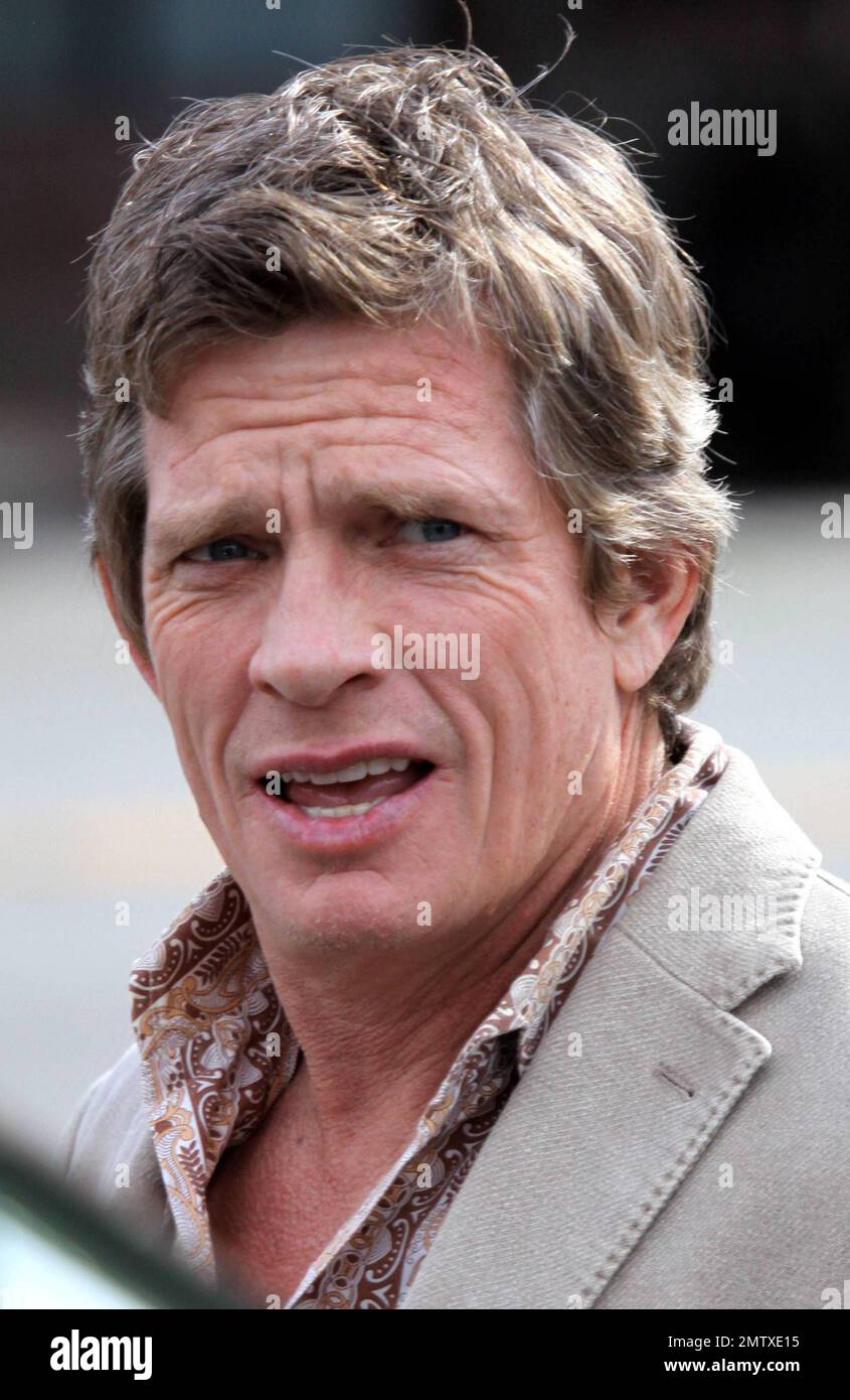 Thomas Haden Church geht mit Regisseur Cameron Crowe am Drehort von „Wir haben einen Zoo gekauft“ in Los Feliz spazieren. In dem Film, in dem auch Matt Damon und Scarlett Johansson die Hauptrollen spielen, filmt ein Vater seine Familie auf dem Land, um einen Zoo zu besitzen und zu betreiben. Los Angeles, Kalifornien. 1/26/11. Stockfoto