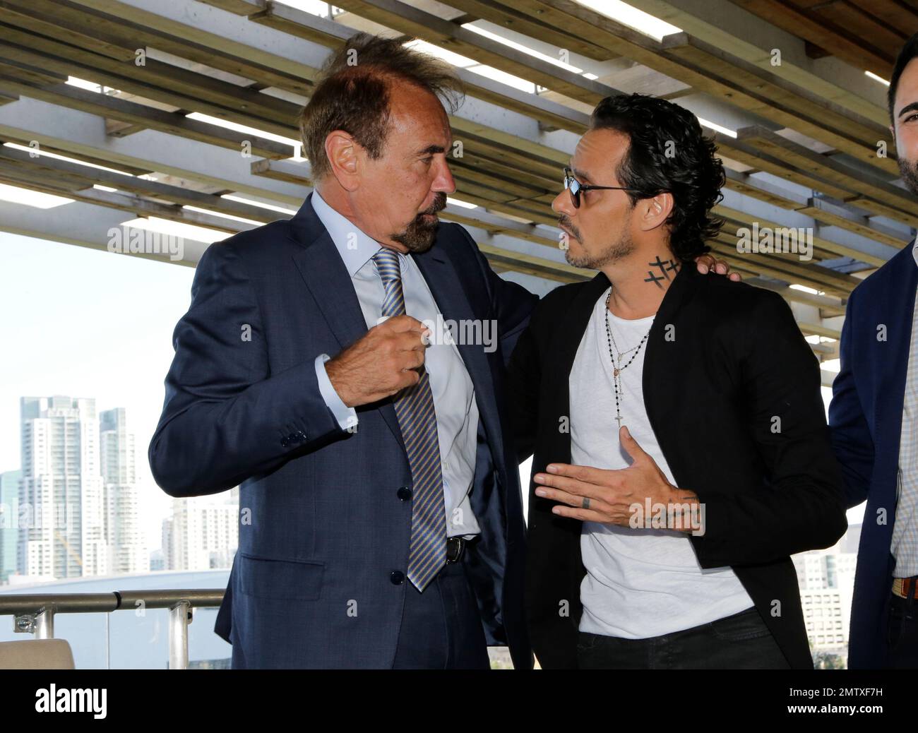 Related Group Miami CEO & Co-Founder Jorge Perez, left, talks with musician Marc Anthony during a news conference, Wednesday, May 3, 2017, in Miami. Anthony will perform in the halftime show of the International Champions Cup soccer match of El Clasico Miami between Real Madrid C.F. and FC Barcelona on July 29 at Hard Rock Stadium in Miami Gardens, Fla. Perez is an ambassador for El Clasico Miami. (AP Photo/Lynne Sladky) Stockfoto