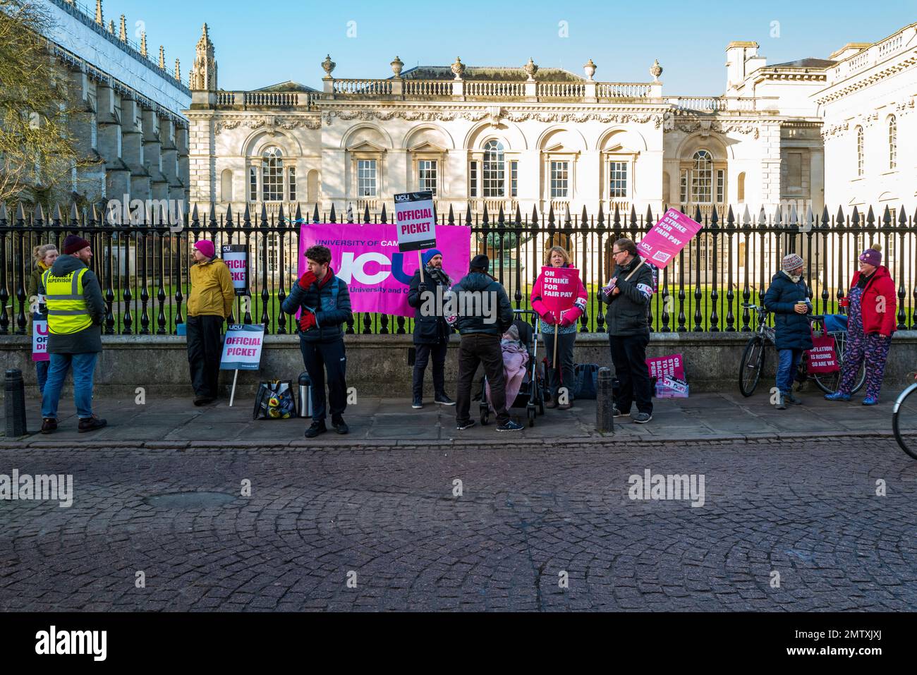 Universitätsdozenten, die im Februar 2023 in Cambridge einen Proteststreik abhielten. Stockfoto