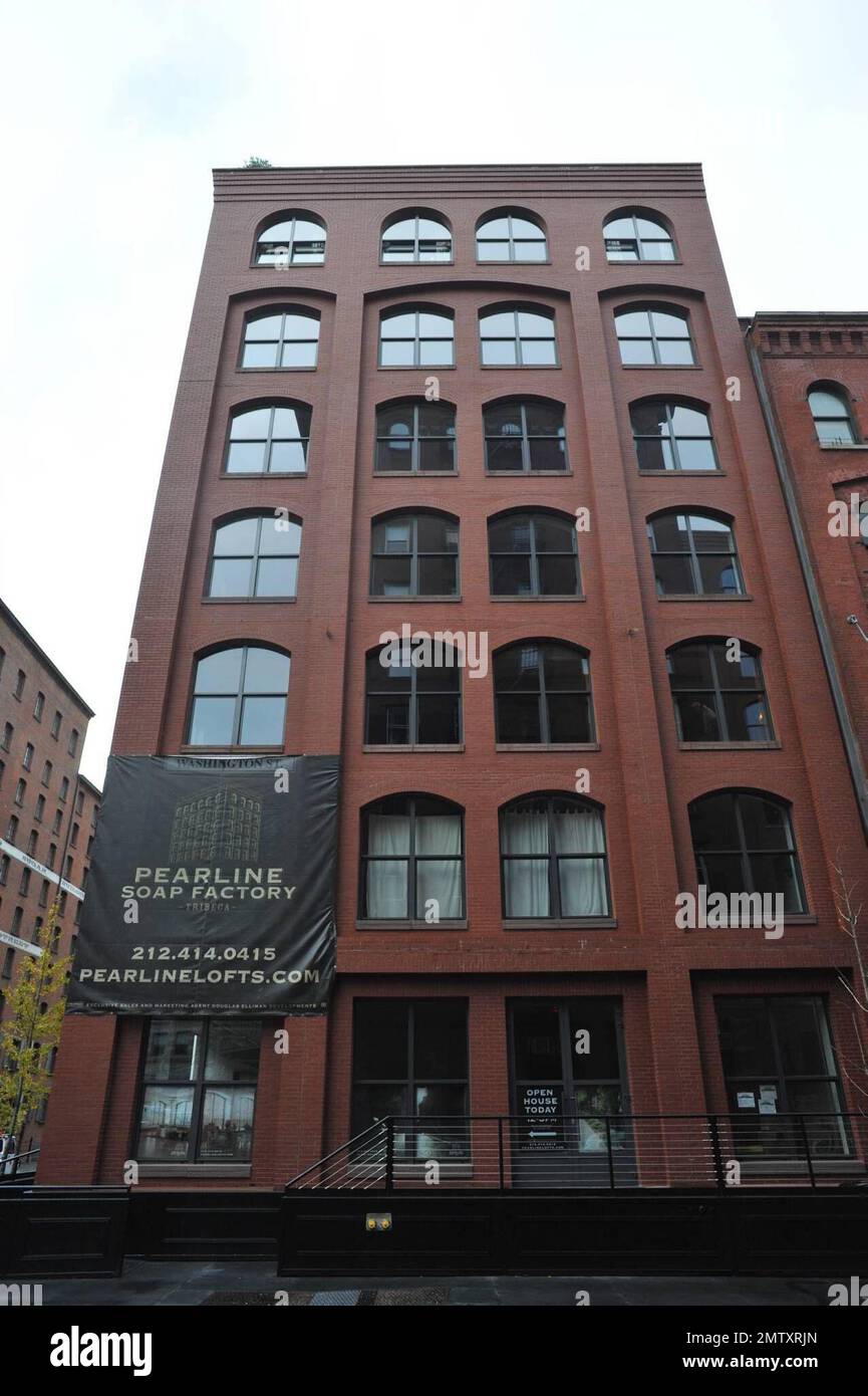 Exklusiv!! Das ist das Tribeca Nachbarschaftsgebäude, in dem Justin Timberlake angeblich eine $5,25 Millionen Dollar Wohnung gekauft hat. Das Loft Haus verfügt über 3 Schlafzimmer und 3 Badezimmer, 14 bogenförmige Fenster vom Boden bis zur Decke, fabelhafte Aussicht auf den Fluss, eingebautes Sonos Soundsystem mit Inclusive Lutron Technologie, die Temperatur, Licht, Sound, Schatten und mehr regelt. Die Wohnung ist geschmückt mit den hochwertigsten Ausstattungen und Geräten einschließlich Wolf Herdplatte mit Grill und Wolf Doppelwandofen, 48' Sub-Zero Kühlschrank und Weinkühler, Miele DW, Miele W/D. Es liegt einen Block vom Hudson River P entfernt Stockfoto