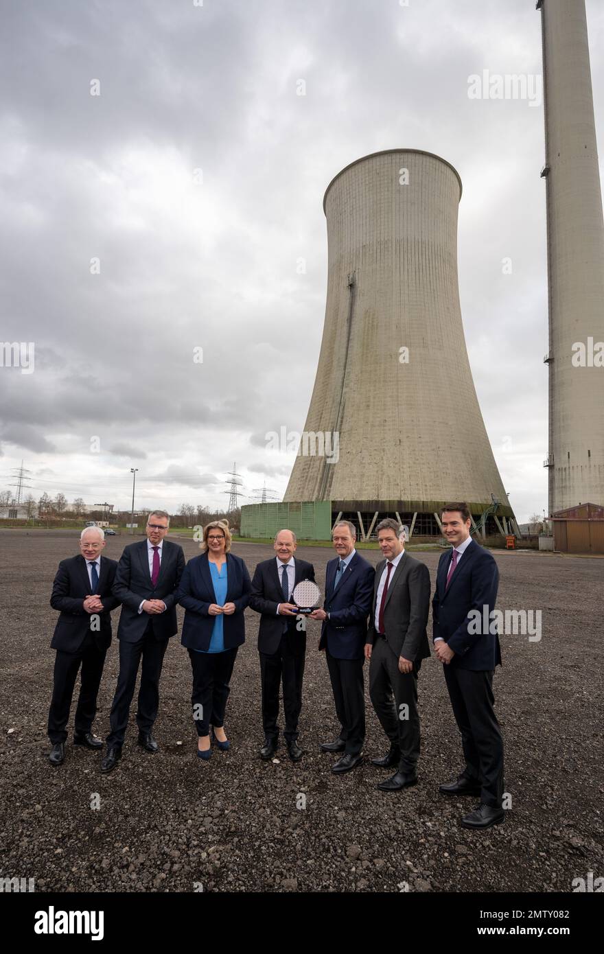 01. Februar 2023, Saarland, Ensdorf: Jürgen Barke (l-r, SPD, Wirtschaftsminister des Saarlandes), Holger Klein, CEO der ZF-Gruppe, Anke Rehlinger (SPD), Ministerpräsident des Saarlandes, Bundeskanzler Olaf Scholz (SPD) und Gregg Lowe, CEO Wolfspeed, Robert Habeck und Bundesminister für Klimaschutz (Bündnen) 90/Klimaschutz Und Stephan von Schuckmann, Mitglied des Vorstands der ZF-Gruppe, steht vor einem stillgelegten Kohlekraftwerk. Das US-Unternehmen Wolfspeed möchte eine moderne Chip-Fabrik im Saarland bauen. Der Zulieferer ZF möchte den Neubau wi unterstützen Stockfoto