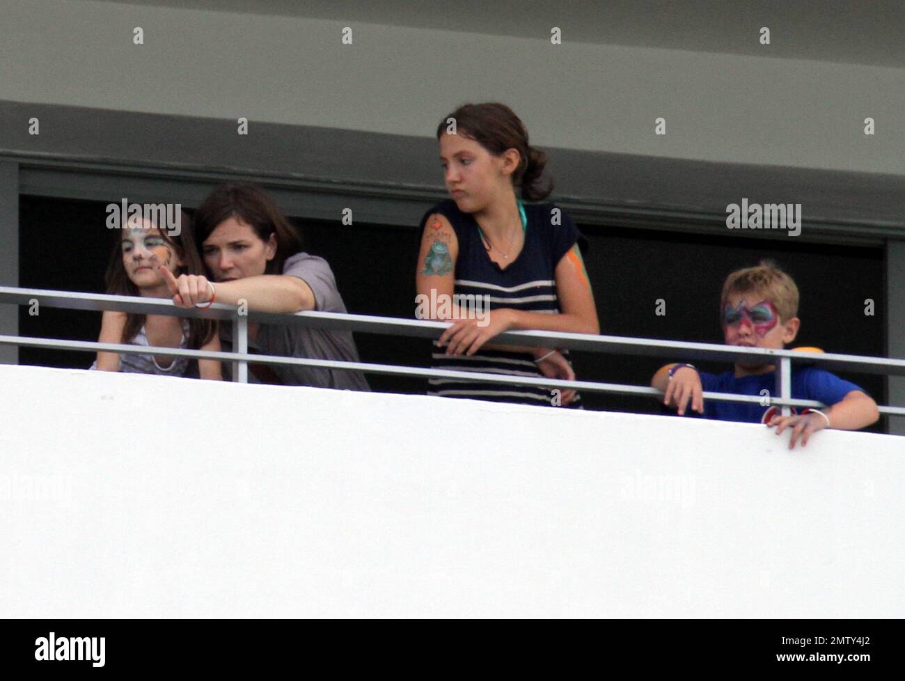 Tom Cruise feiert seinen 49. Geburtstag mit einer Poolparty im Soho Beach House Hotel mit Frau Katie Holmes und Familie, einschließlich Suri, die ihr Gesicht bemalt hat, und Sohn Connor Cruise, der ein Bad im Meer nahm. Miami Beach, Florida 7/3/11. . Stockfoto