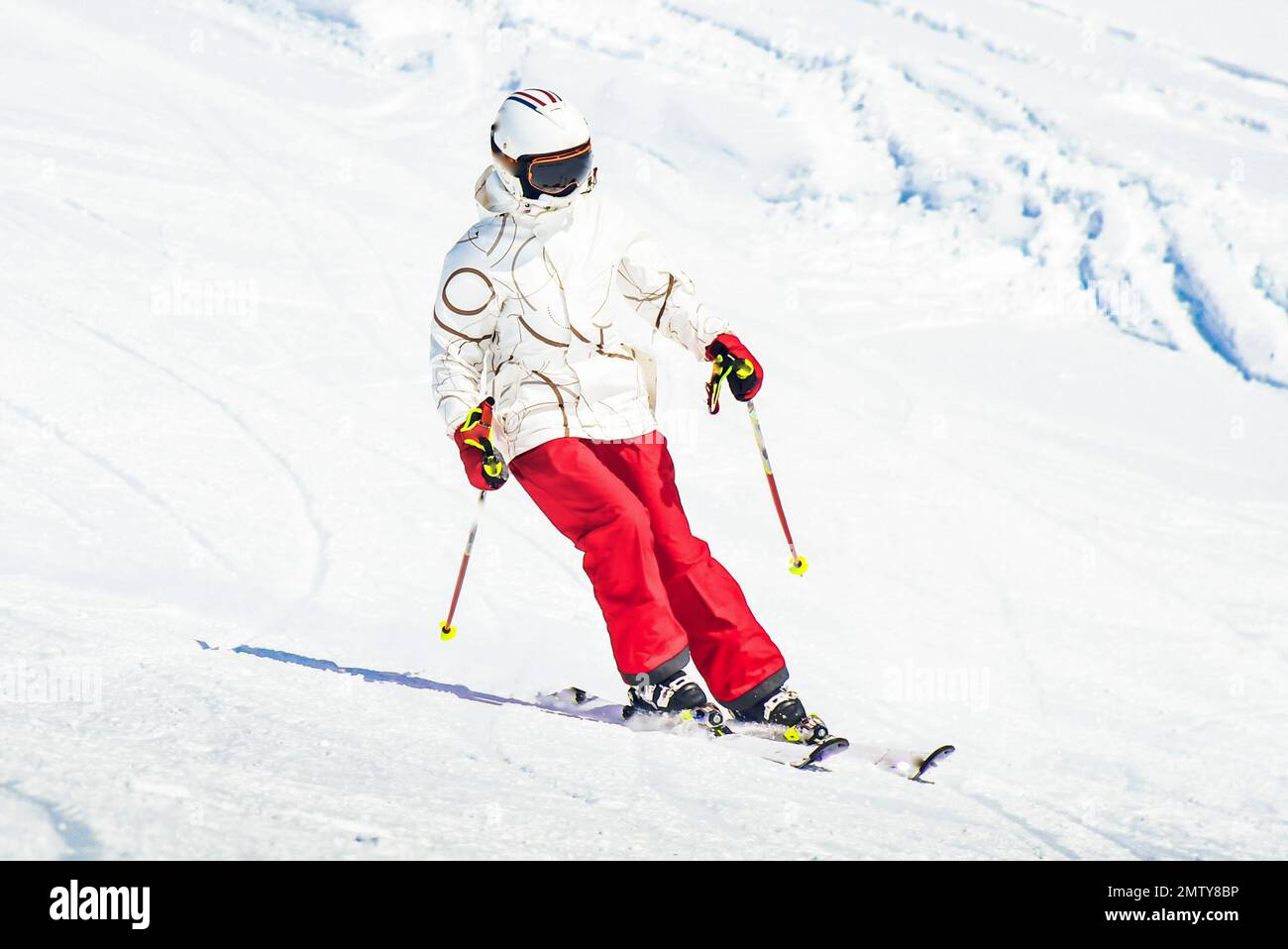 Alpinski. Skifahrerin, die im Winter bergab fährt gegen schneebedeckte