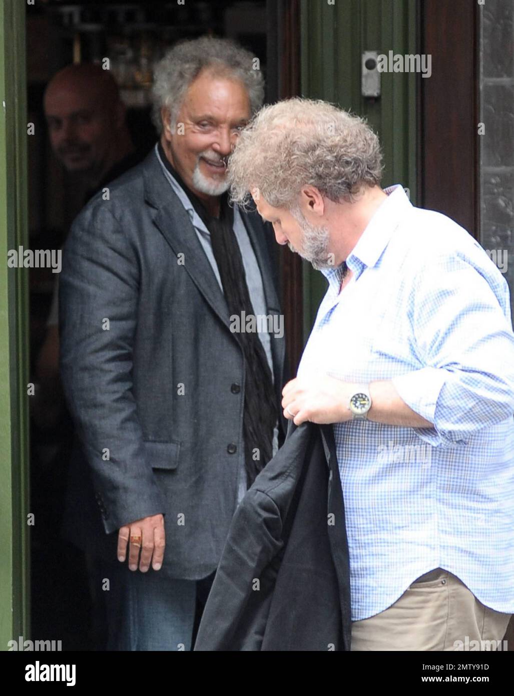 EXKLUSIV!! Der erfahrene Sänger Tom Jones, 70, und Sohn Mark Woodward, 53, verlassen eine Kneipe nach dem Mittagessen. Die beiden, die ihr passendes graues Haar gezeigt haben, haben den Tag damit verbracht, für Jones' neuestes Album „Love and blame“ zu werben, das gestern veröffentlicht wurde und angeblich bereits vor Eminems neuem Release „Recovery“ in den britischen Charts steht. London, Großbritannien. 07/27/10. Stockfoto