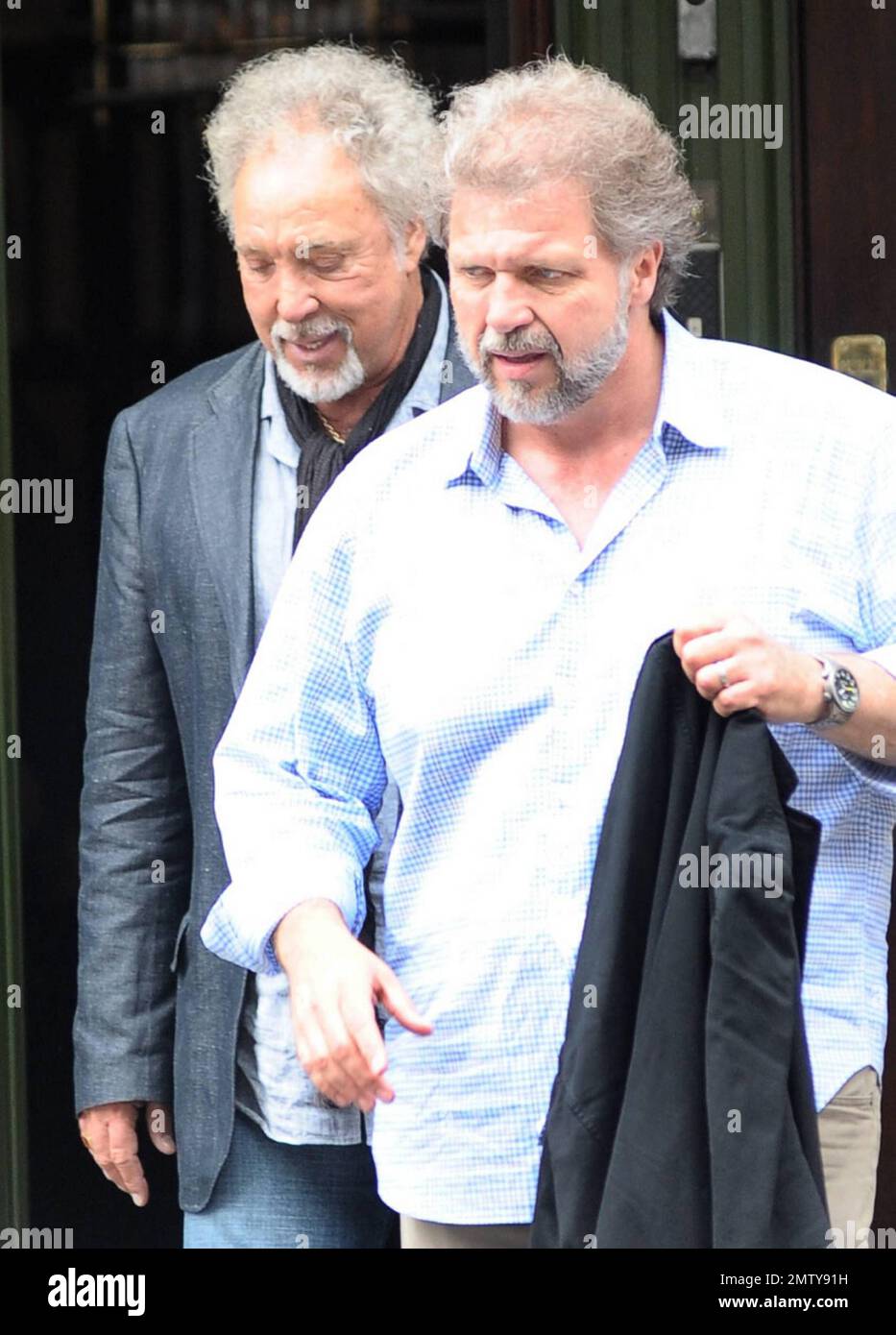 EXKLUSIV!! Der erfahrene Sänger Tom Jones, 70, und Sohn Mark Woodward, 53, verlassen eine Kneipe nach dem Mittagessen. Die beiden, die ihr passendes graues Haar gezeigt haben, haben den Tag damit verbracht, für Jones' neuestes Album „Love and blame“ zu werben, das gestern veröffentlicht wurde und angeblich bereits vor Eminems neuem Release „Recovery“ in den britischen Charts steht. London, Großbritannien. 07/27/10. . Stockfoto