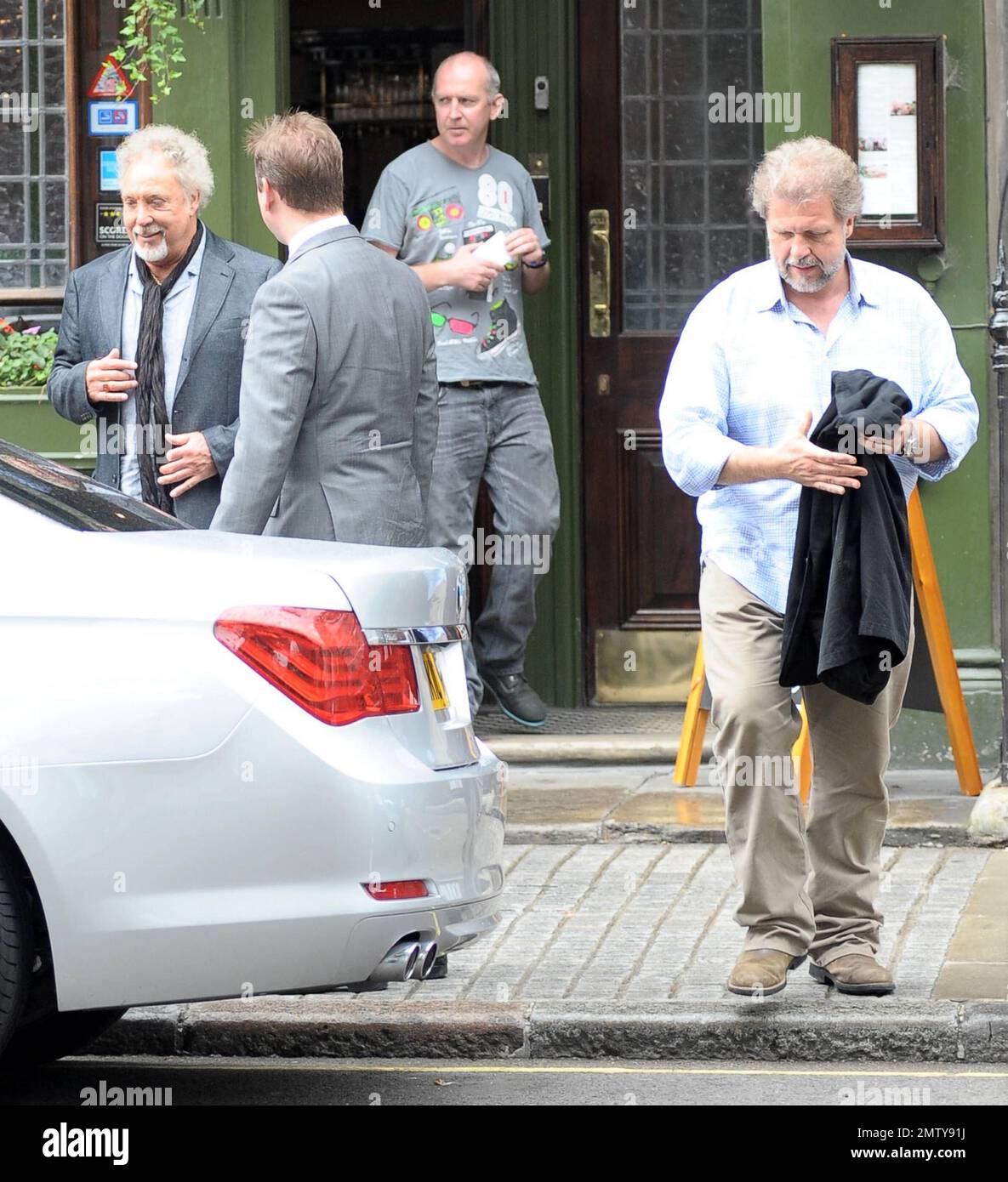 EXKLUSIV!! Der erfahrene Sänger Tom Jones, 70, und Sohn Mark Woodward, 53, verlassen eine Kneipe nach dem Mittagessen. Die beiden, die ihr passendes graues Haar gezeigt haben, haben den Tag damit verbracht, für Jones' neuestes Album „Love and blame“ zu werben, das gestern veröffentlicht wurde und angeblich bereits vor Eminems neuem Release „Recovery“ in den britischen Charts steht. London, Großbritannien. 07/27/10. Stockfoto