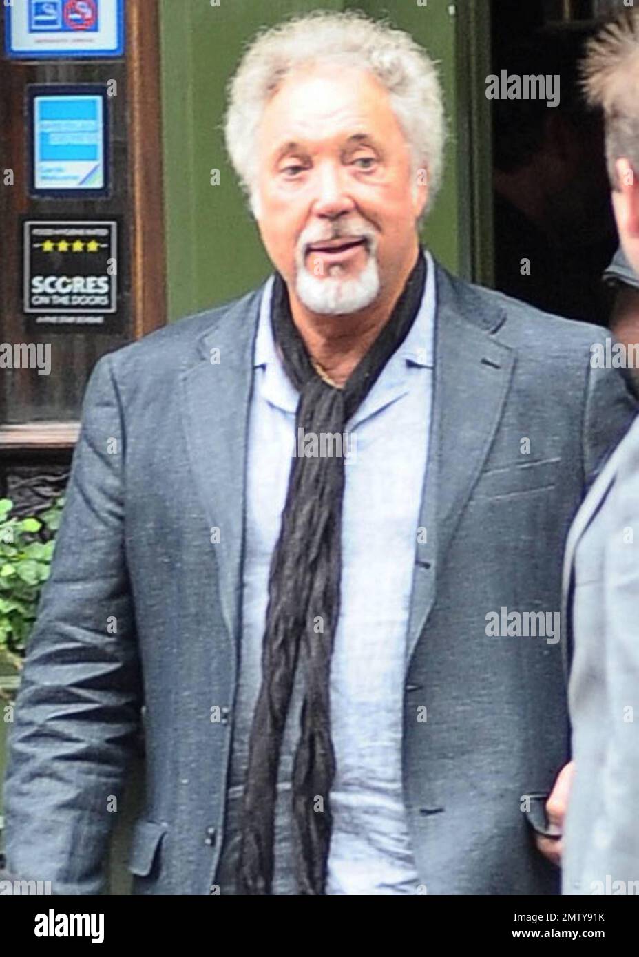 EXKLUSIV!! Der erfahrene Sänger Tom Jones, 70, und Sohn Mark Woodward, 53, verlassen eine Kneipe nach dem Mittagessen. Die beiden, die ihr passendes graues Haar gezeigt haben, haben den Tag damit verbracht, für Jones' neuestes Album „Love and blame“ zu werben, das gestern veröffentlicht wurde und angeblich bereits vor Eminems neuem Release „Recovery“ in den britischen Charts steht. London, Großbritannien. 07/27/10. . Stockfoto