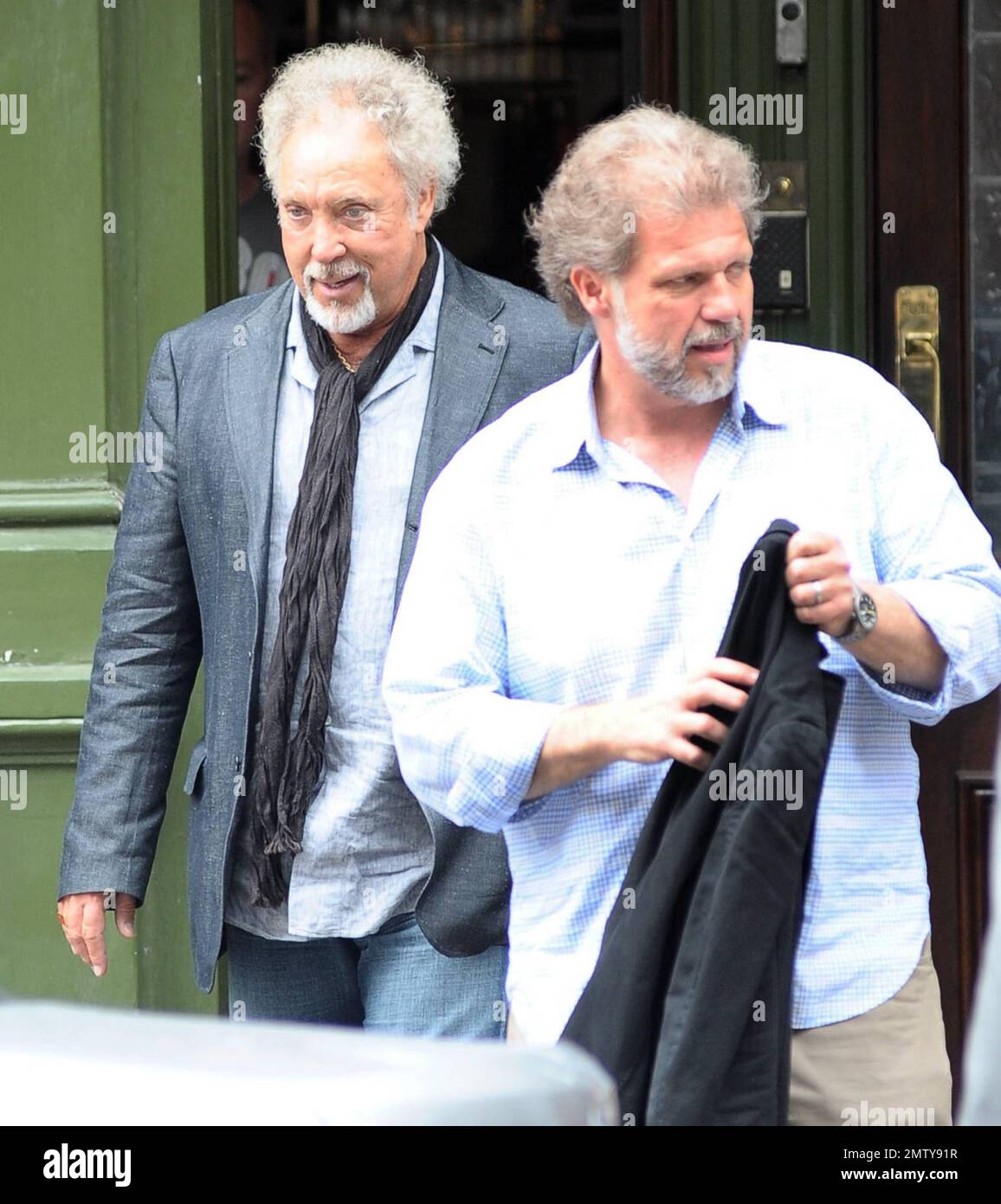 EXKLUSIV!! Der erfahrene Sänger Tom Jones, 70, und Sohn Mark Woodward, 53, verlassen eine Kneipe nach dem Mittagessen. Die beiden, die ihr passendes graues Haar gezeigt haben, haben den Tag damit verbracht, für Jones' neuestes Album „Love and blame“ zu werben, das gestern veröffentlicht wurde und angeblich bereits vor Eminems neuem Release „Recovery“ in den britischen Charts steht. London, Großbritannien. 07/27/10. . Stockfoto