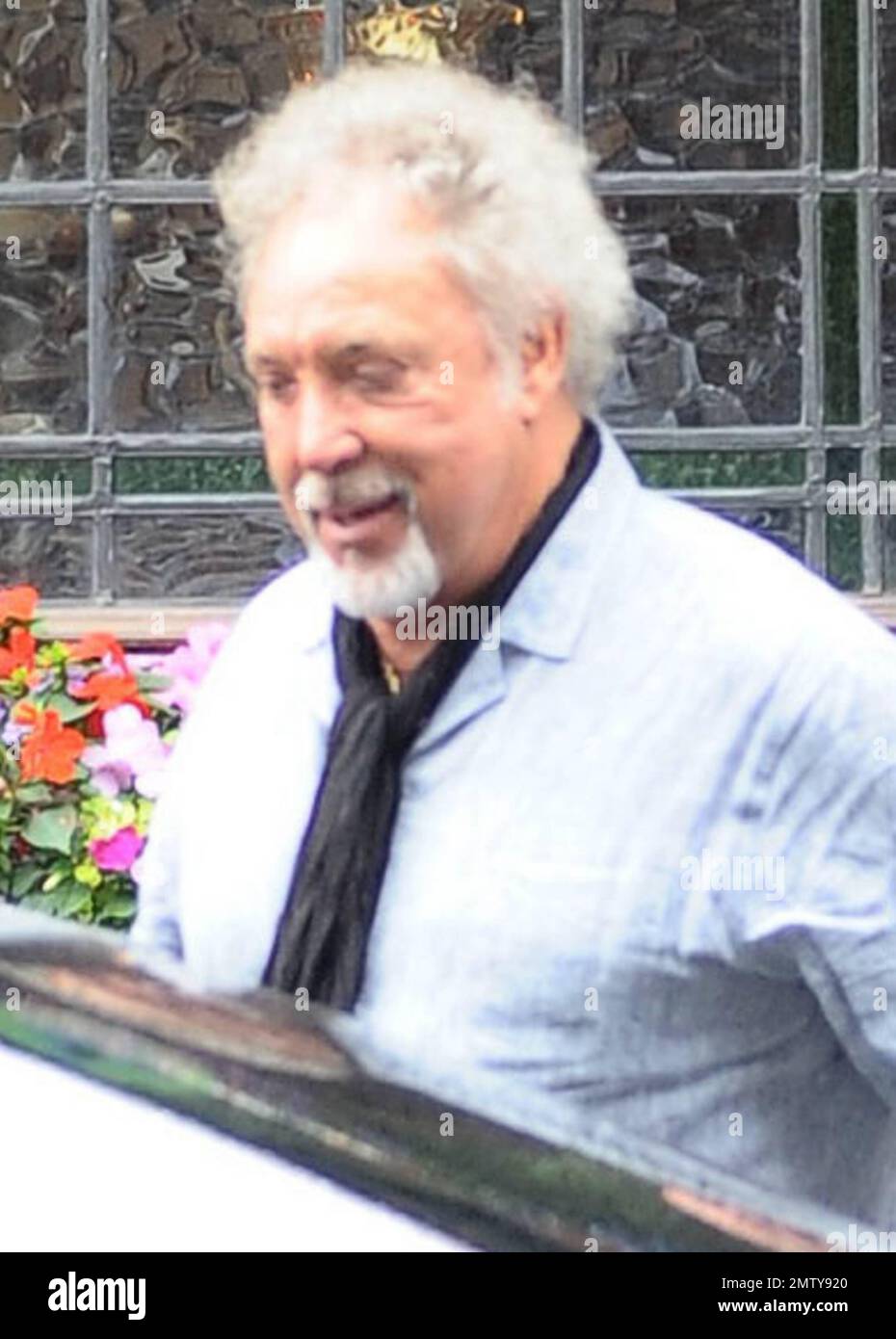 EXKLUSIV!! Der erfahrene Sänger Tom Jones, 70, und Sohn Mark Woodward, 53, verlassen eine Kneipe nach dem Mittagessen. Die beiden, die ihr passendes graues Haar gezeigt haben, haben den Tag damit verbracht, für Jones' neuestes Album „Love and blame“ zu werben, das gestern veröffentlicht wurde und angeblich bereits vor Eminems neuem Release „Recovery“ in den britischen Charts steht. London, Großbritannien. 07/27/10. . Stockfoto
