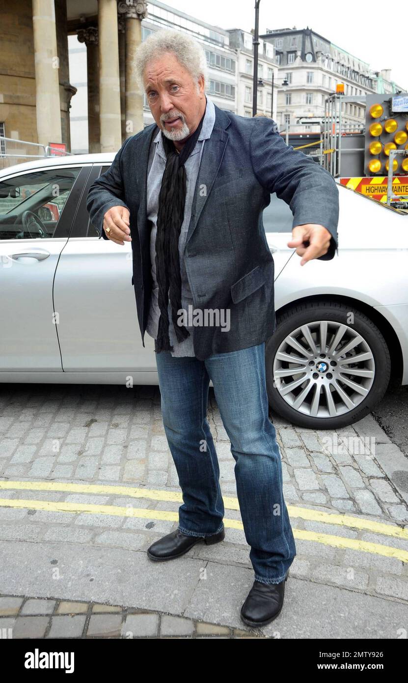 Der legendäre Sänger Sir Tom Jones, der letzten Monat 70 wurde, lächelt und posiert für Fotos, wenn er mit seinem Sohn und Manager Mark Woodward im BBC Broadcasting House ankommt. London, Großbritannien. 7/26/10. Stockfoto