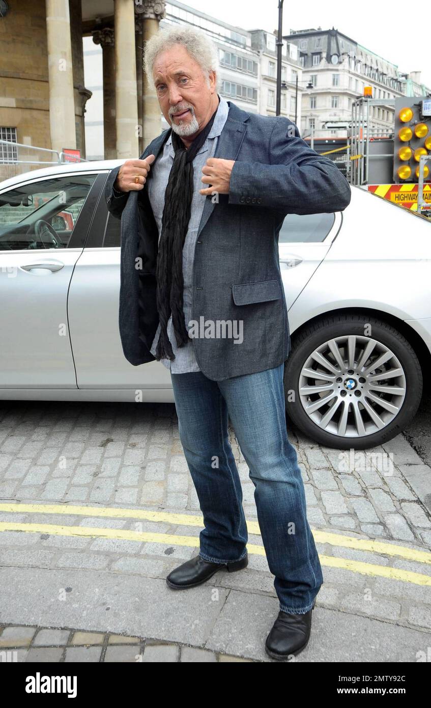 Der legendäre Sänger Sir Tom Jones, der letzten Monat 70 wurde, lächelt und posiert für Fotos, wenn er mit seinem Sohn und Manager Mark Woodward im BBC Broadcasting House ankommt. London, Großbritannien. 7/26/10. Stockfoto