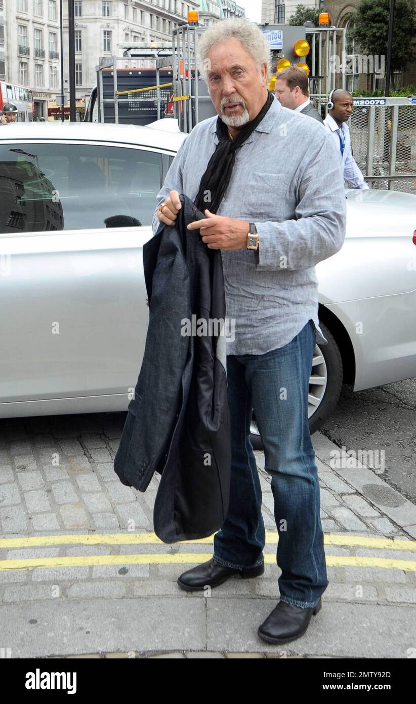 Der legendäre Sänger Sir Tom Jones, der letzten Monat 70 wurde, lächelt und posiert für Fotos, wenn er mit seinem Sohn und Manager Mark Woodward im BBC Broadcasting House ankommt. London, Großbritannien. 7/26/10. Stockfoto