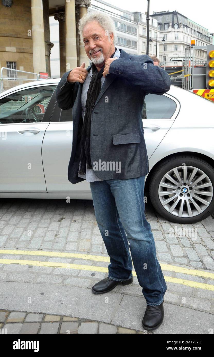 Der legendäre Sänger Sir Tom Jones, der letzten Monat 70 wurde, lächelt und posiert für Fotos, wenn er mit seinem Sohn und Manager Mark Woodward im BBC Broadcasting House ankommt. London, Großbritannien. 7/26/10. Stockfoto