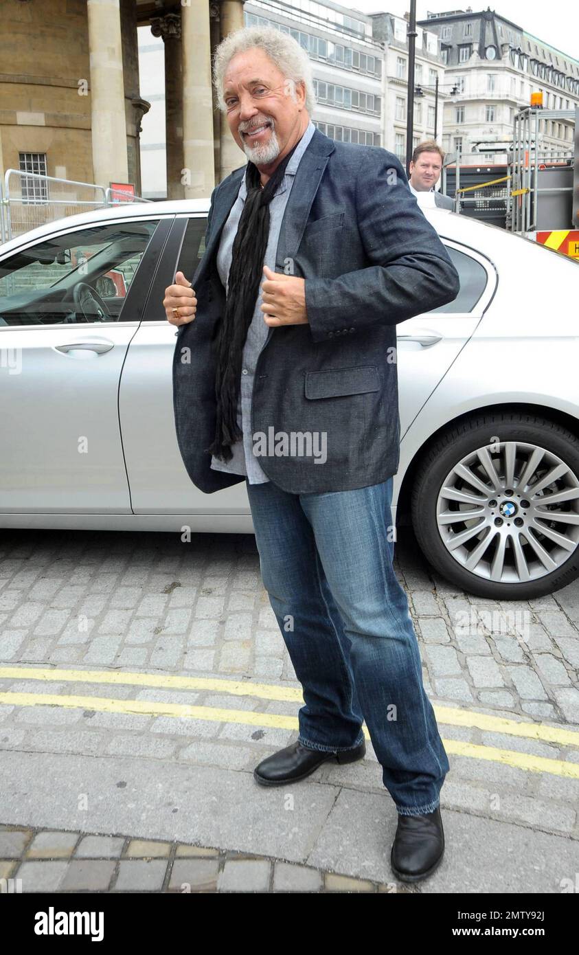 Der legendäre Sänger Sir Tom Jones, der letzten Monat 70 wurde, lächelt und posiert für Fotos, wenn er mit seinem Sohn und Manager Mark Woodward im BBC Broadcasting House ankommt. London, Großbritannien. 7/26/10. . Stockfoto