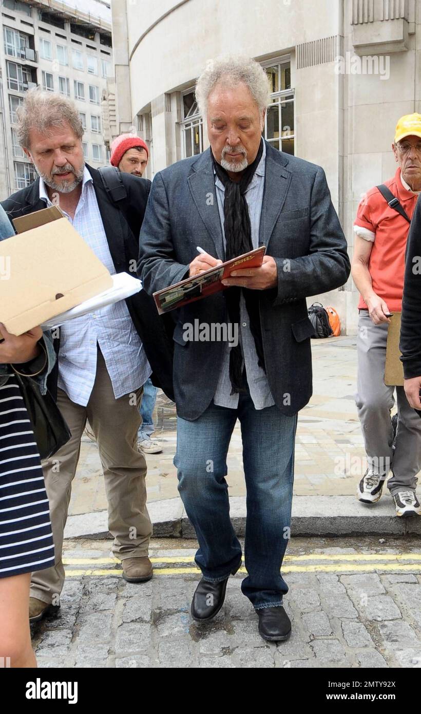 Der legendäre Sänger Sir Tom Jones, der letzten Monat 70 wurde, lächelt und posiert für Fotos, wenn er mit seinem Sohn und Manager Mark Woodward im BBC Broadcasting House ankommt. London, Großbritannien. 7/26/10. . Stockfoto