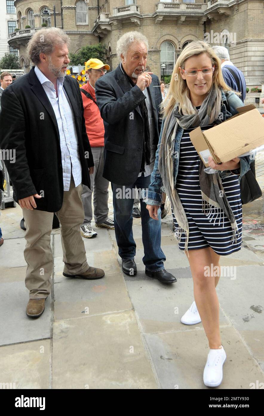 Der legendäre Sänger Sir Tom Jones, der letzten Monat 70 wurde, lächelt und posiert für Fotos, wenn er mit seinem Sohn und Manager Mark Woodward im BBC Broadcasting House ankommt. London, Großbritannien. 7/26/10. . Stockfoto
