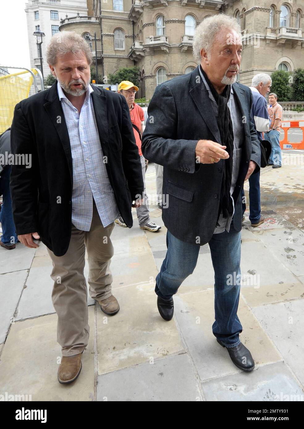 Der legendäre Sänger Sir Tom Jones, der letzten Monat 70 wurde, lächelt und posiert für Fotos, wenn er mit seinem Sohn und Manager Mark Woodward im BBC Broadcasting House ankommt. London, Großbritannien. 7/26/10. . Stockfoto