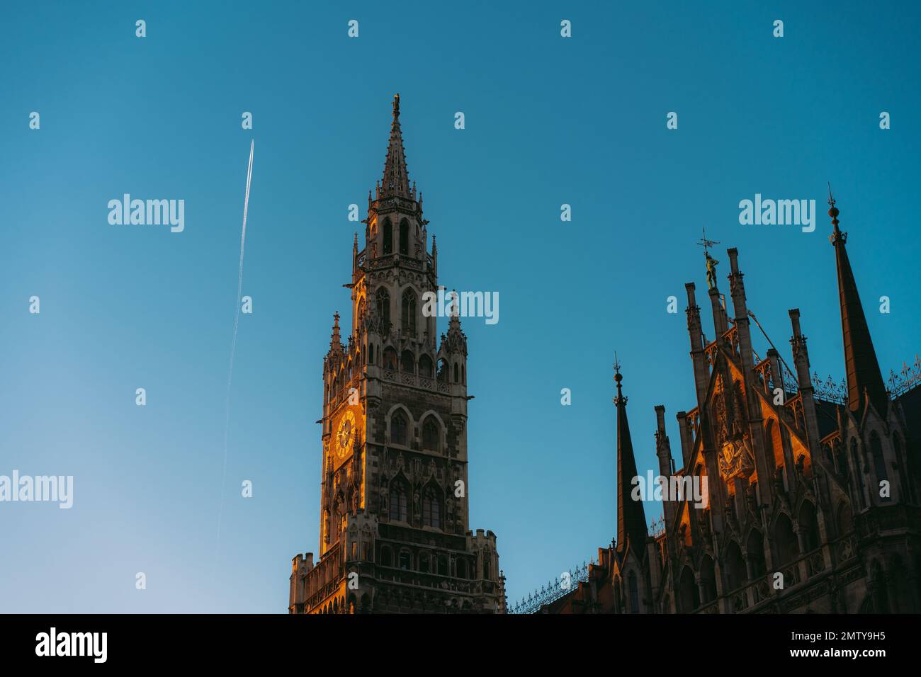 Ein Flugweg in der Nähe von Rathausturm, München Stockfoto