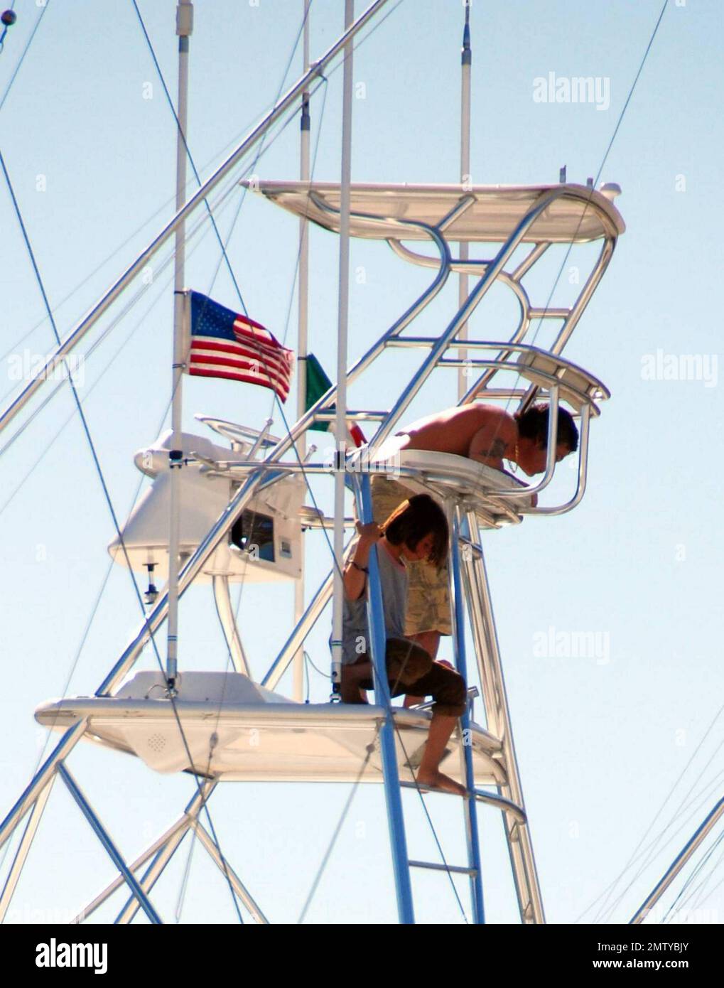 Motley Crue Drummer Tommy Lee und seine Söhne Brandon Thomas und Dylan Jagger genießen eine Weihnachtsreise nach Mexiko und genießen die Sonne auf einem Angelausflug entlang der Küste. Die Jungs genossen die Aussicht vom Krähennest, während Tommy mit einer Freundin an Deck lag. Und als das Boot aus dem Hafen fuhr, wurde die Gruppe von einem verspielten Seelöwen besucht. Cabo San Lucas, Mexiko. 12/20/09. Stockfoto Motley Crue Drummer Tommy Lee und seine Söhne Brandon Thomas und Dylan Jagger genießen eine Weihnachtsreise nach Mexiko und genießen die Sonne auf einem Angelausflug entlang der Küste. Die Jungs genossen die Aussicht vom Krähennest, während Tommy mit einer Freundin an Deck lag. Und als das Boot aus dem Hafen fuhr, wurde die Gruppe von einem verspielten Seelöwen besucht. Cabo San Lucas, Mexiko. 12/20/09. Stockfoto