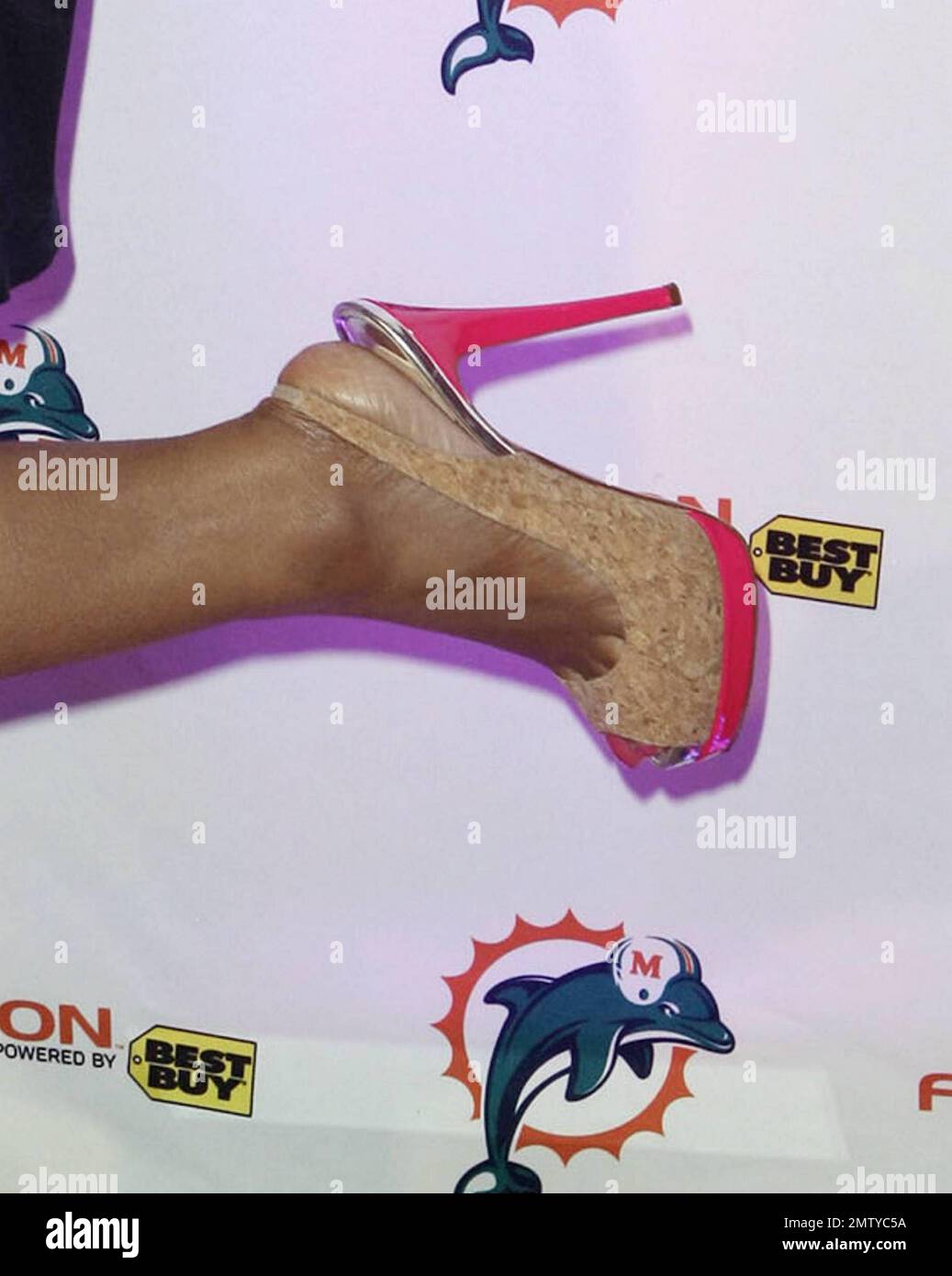 Die Sängerin Toni Braxton wird von ihren vier Schwestern Traci, Trina, Towanda und Tamar für das Fußballspiel Miami Dolphins vs New England Patriots am Montagabend im Sun Life Stadium begleitet, wo die Patriots die Dolphins 41 zu 14 besiegten. Toni stieß auch in ihren einzigartigen Korkabsätzen hervor. Miami, Florida 10/04/10. . Stockfoto