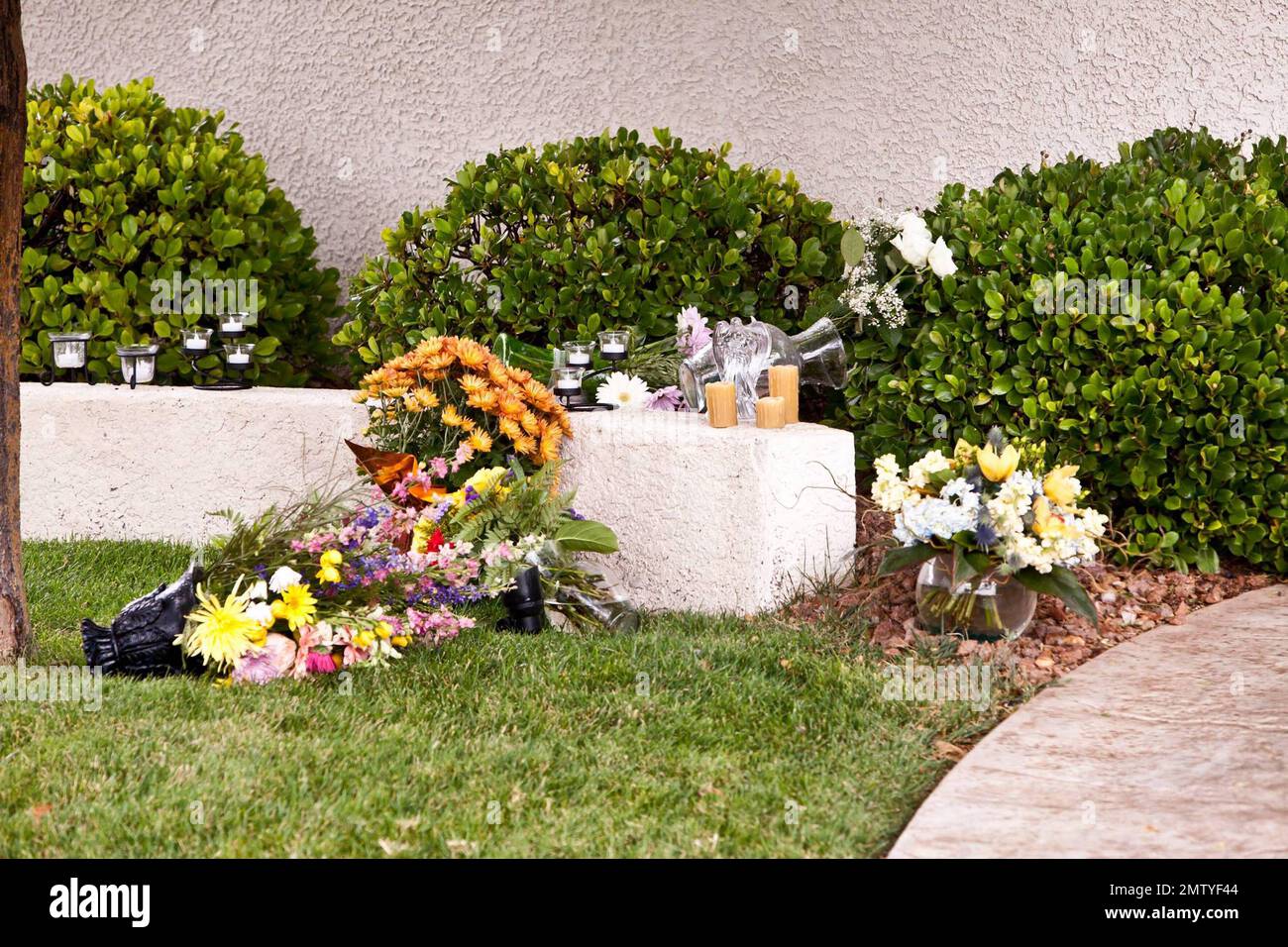 Außenansicht des verstorbenen legendären Schauspielers Tony Curtis' Haus in Henderson, Nevada, wo er am 29. September an einem Herzstillstand starb. Einige Vasen und Blumen wurden auf den Vorgarten des bescheidenen Vorstadthauses gestellt. Curtis, Vater der Hollywood-Schauspielerin Jamie Lee Curtis, spielte in den Hollywood-Klassikern „Some Like IT Hot“ und „Spartacus“ mit, fiel aber tragischerweise in Vergessenheit, nachdem er unter Alkoholismus und Drogenabhängigkeit litt. Curtis' Familie wird seine Beerdigung angeblich am 4. Oktober auf dem Palm Memorial Park Cemetery in Green Valley, Nevada, abhalten. Henderson, NV. 10/02/10. Stockfoto