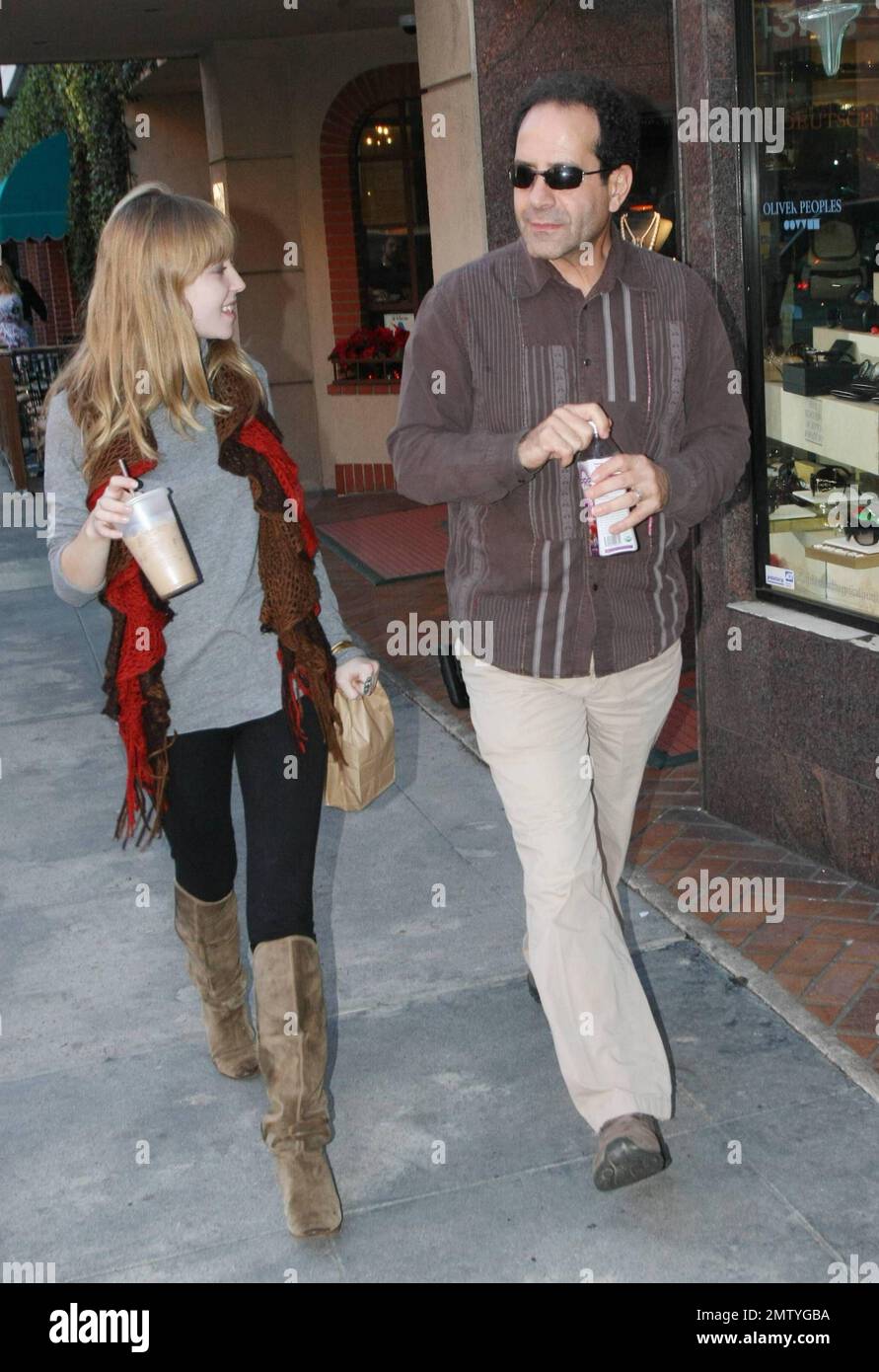 Tony Shalhoub und seine Tochter Sophie besuchen eine medizinische Einrichtung in Beverly Hills, wo Tony einen Bluttest machen muss. Das Duo ging dann zum Mittagessen nebenan. Los Angeles, Kalifornien. 12/16/09. Stockfoto