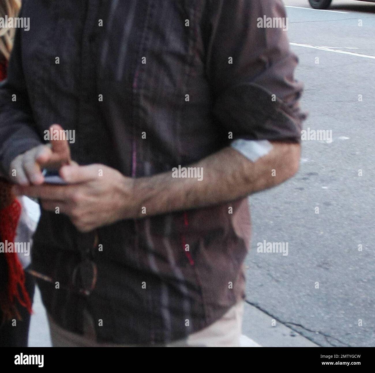 Tony Shalhoub und seine Tochter Sophie besuchen eine medizinische Einrichtung in Beverly Hills, wo Tony einen Bluttest machen muss. Das Duo ging dann zum Mittagessen nebenan. Los Angeles, Kalifornien. 12/16/09. . Stockfoto