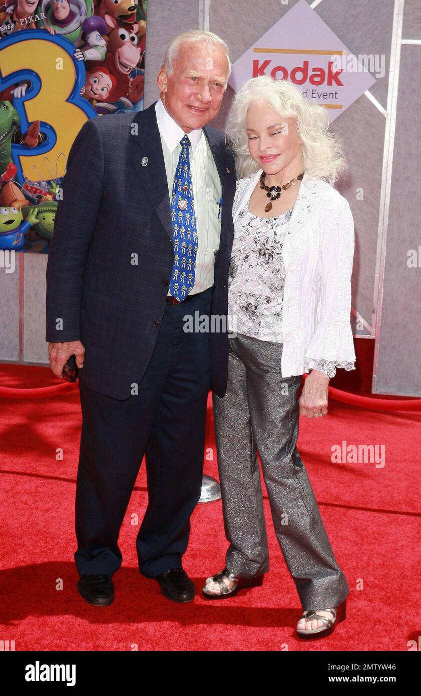 Der ehemalige Astronaut Buzz Aldrin (Edwin Eugene Aldrin, Jr.) und seine Ehefrau Lois Driggs Cannon spazieren auf dem roten Teppich bei der Premiere von „Toy Story 3“ im El Capitan Theatre. Im dritten Film der Walt Disney Pictures Franchise übernehmen die Schauspieler Tom Hanks, Tim Allen und Joan Cusack ihre Rolle als die bekannten Charaktere Woody, Buzz Lightyear bzw. Jessie mit Regisseur Lee Unkrich (Regisseur von „Monsters, Inc.“ und „Finding Nemo“). Los Angeles, Kalifornien. 06/13/10. . Stockfoto