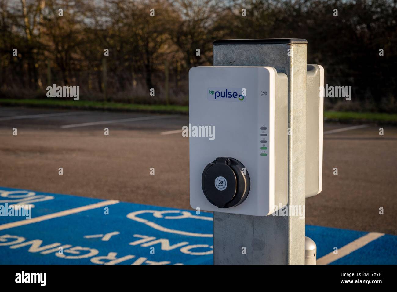 Ladeanschluss an einer Ladestation für Elektrofahrzeuge auf dem Park-and-Ride-Gelände von Monks Cross. Nach York. North Yorkshire. UK Stockfoto