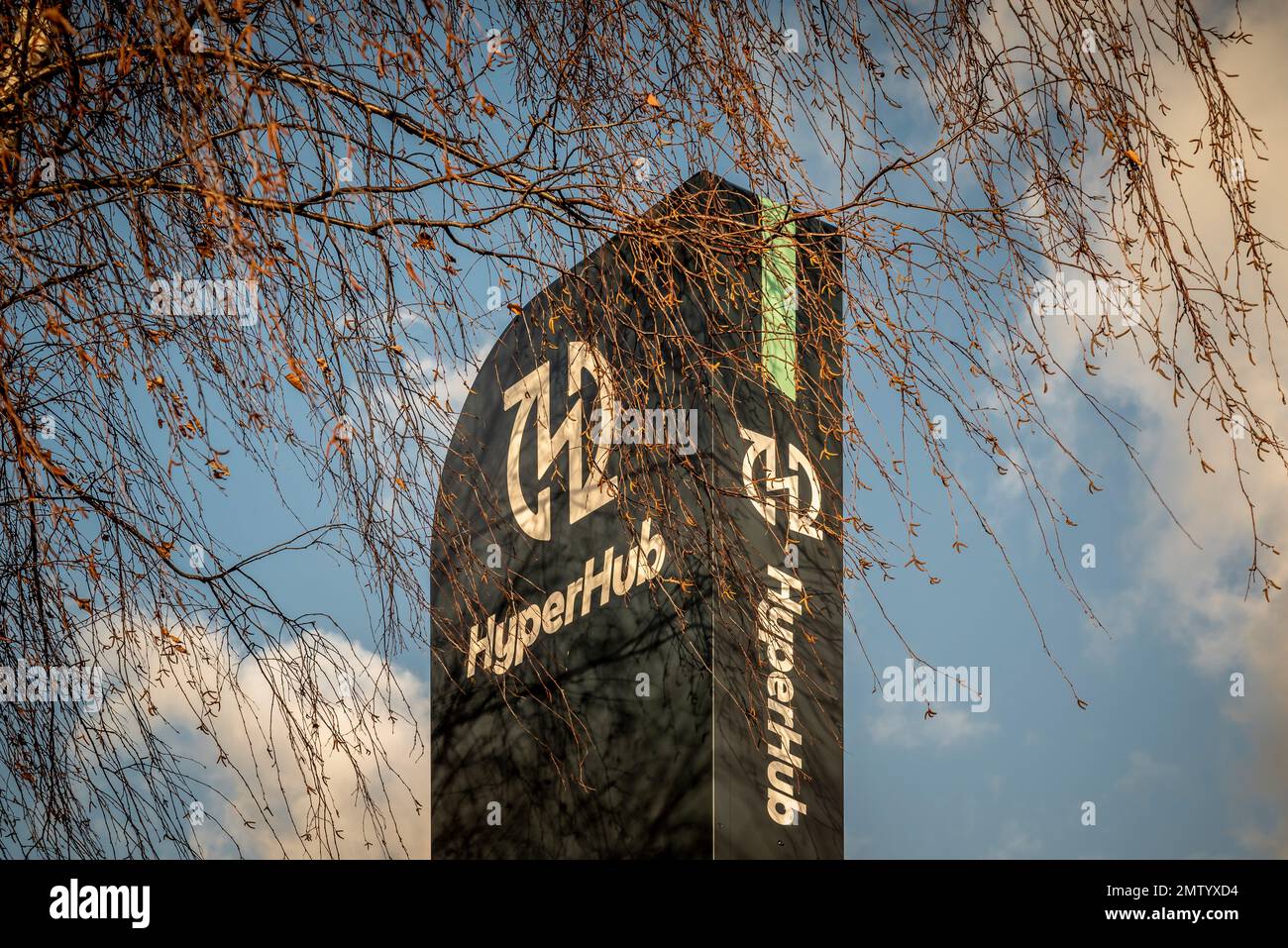 HyperHub Totem-Schild an einer Yorker Ladestation für Elektrofahrzeuge vor blauem Himmel. UK Stockfoto