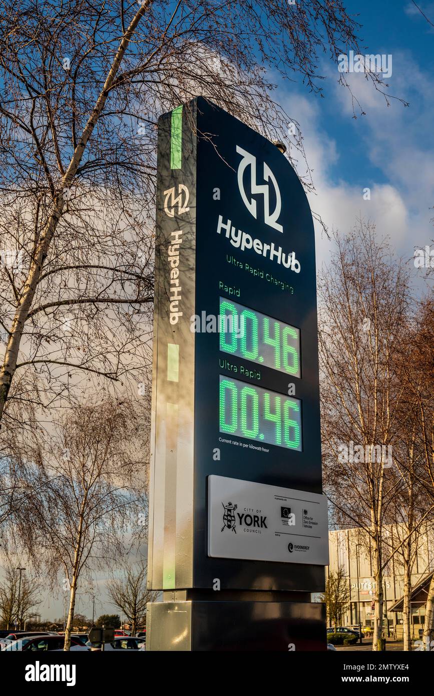 HyperHub Totem-Schild an einer Yorker Ladestation für Elektrofahrzeuge vor blauem Himmel. UK Stockfoto