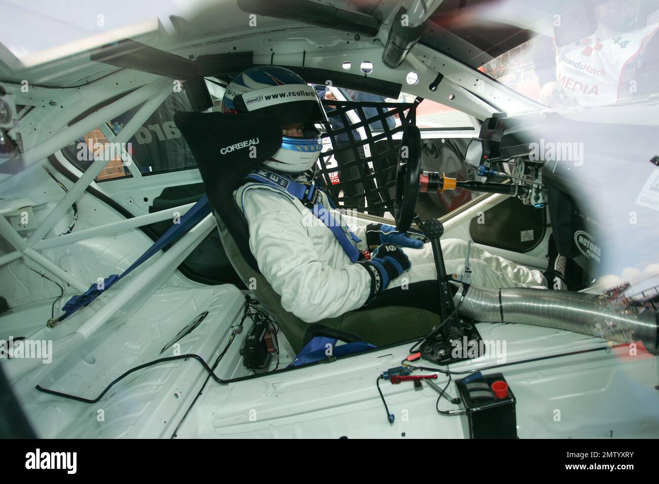 Rennfahrer Rob Collard sitzt im Cockpit seines BMW an der Startlinie der ersten Runde der 2008 British Touring Cars auf der Brands Hatch Motorkading-Strecke. Stockfoto