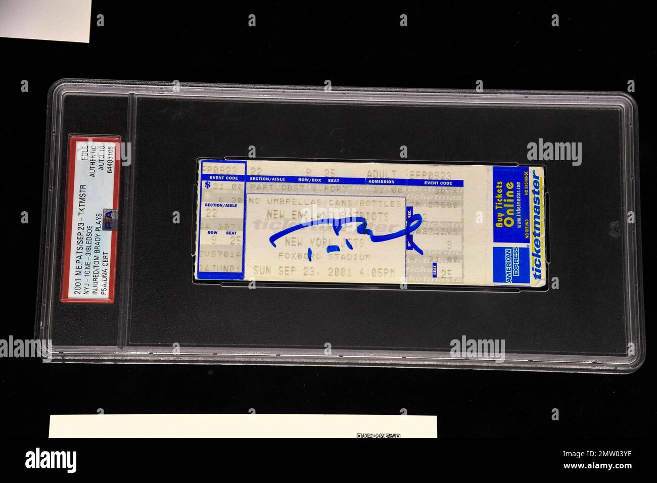 Tom Brady unterschrieb „Drew Bledsoe Involred / Brady Plays“ am 23. September 2001. Spielkarte, Est. $10.000-20.000, wird vor der Auktion bei Sotheby's in New York, NY, am 1. Februar 2023 angezeigt. Auf den Auktionen in Sotheby's Zenith werden Sportartefakte gezeigt, wobei Zenith Teil 1 vom 2. Bis 9. Februar für Gebote geöffnet ist. (Foto: Efren Landaos/Sipa USA) Stockfoto